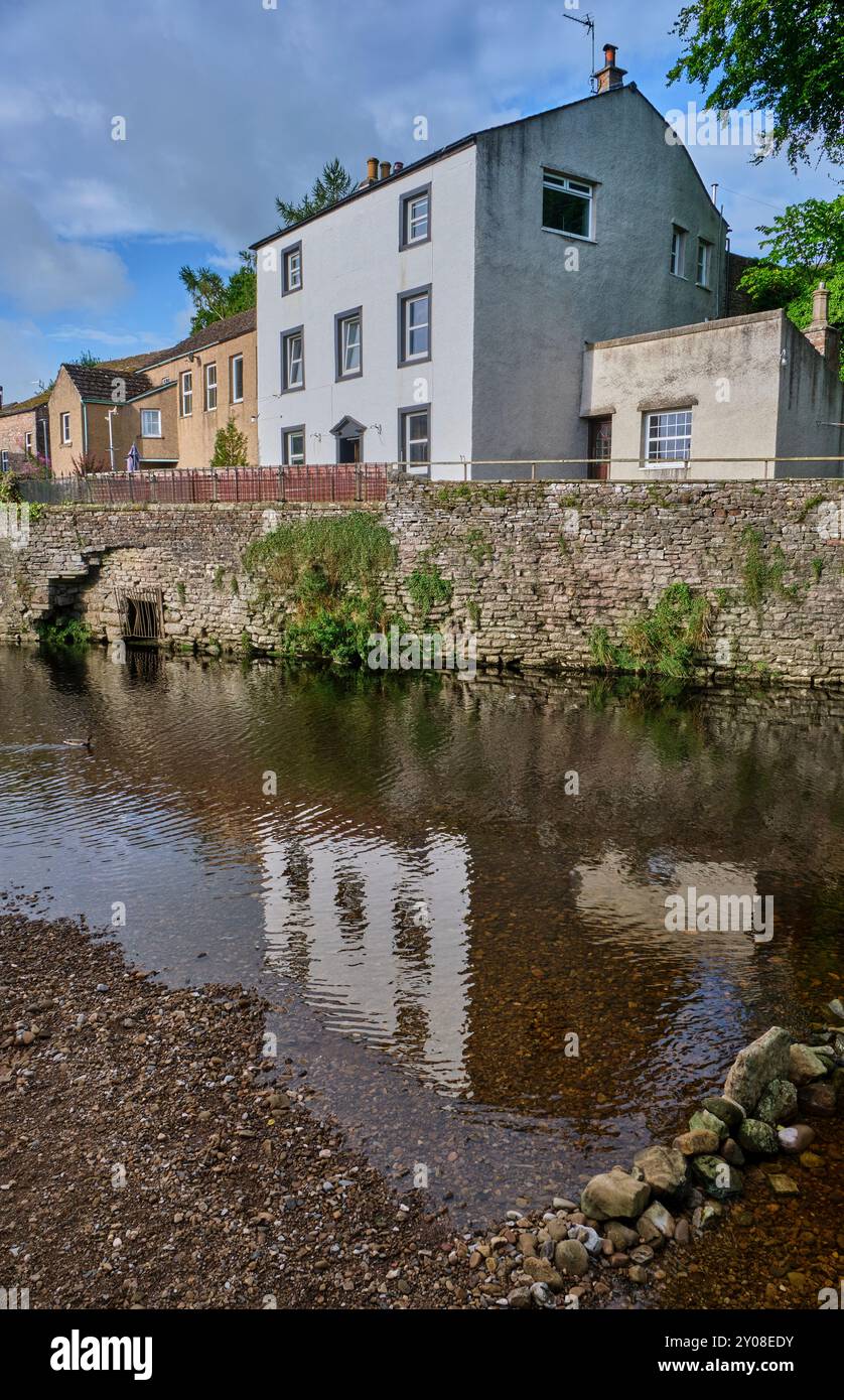 Riflessioni nel fiume Eden presso il Frank's Bridge sul fiume Eden a Kirkby Stephen, Cumbria Foto Stock