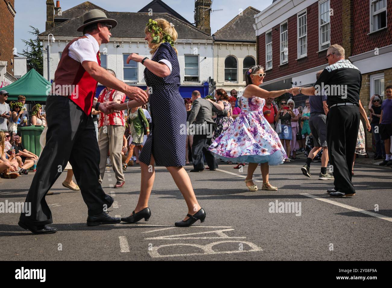 Faversham, Kent, Regno Unito. 1 settembre 2024. I ballerini Chartham Hatch Lindy Hop intratterranno la folla con diversi spettacoli. Il famoso festival annuale Faversham Hop Festival attira migliaia di visitatori che celebrano il meglio del hop, del raccolto e della musica nel bel sole del Kent. Crediti: Imageplotter/Alamy Live News Foto Stock