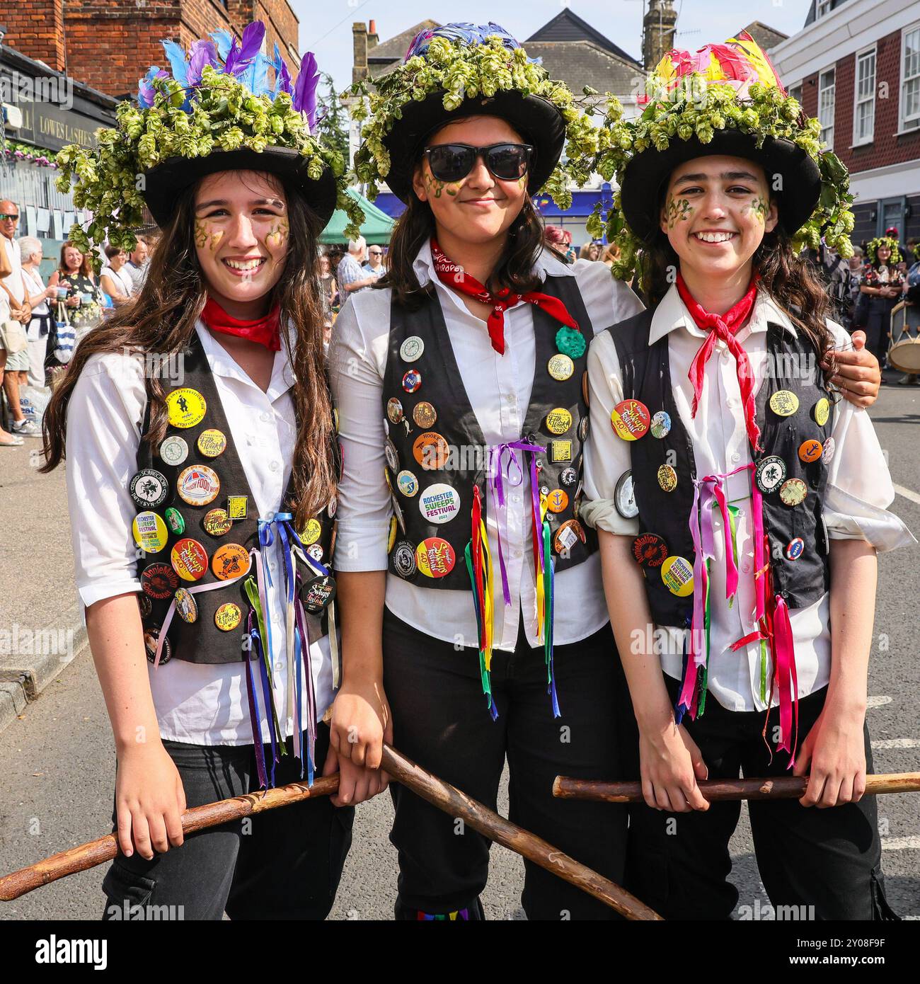 Faversham, Kent, Regno Unito. 1 settembre 2024. Il Dead Horse Morris e il Broom Bashers intratterranno la folla con morris che danzerà in una delle numerose aree di spettacolo. Il famoso festival annuale Faversham Hop Festival attira migliaia di visitatori che celebrano il meglio del hop, del raccolto e della musica nel bel sole del Kent. Crediti: Imageplotter/Alamy Live News Foto Stock