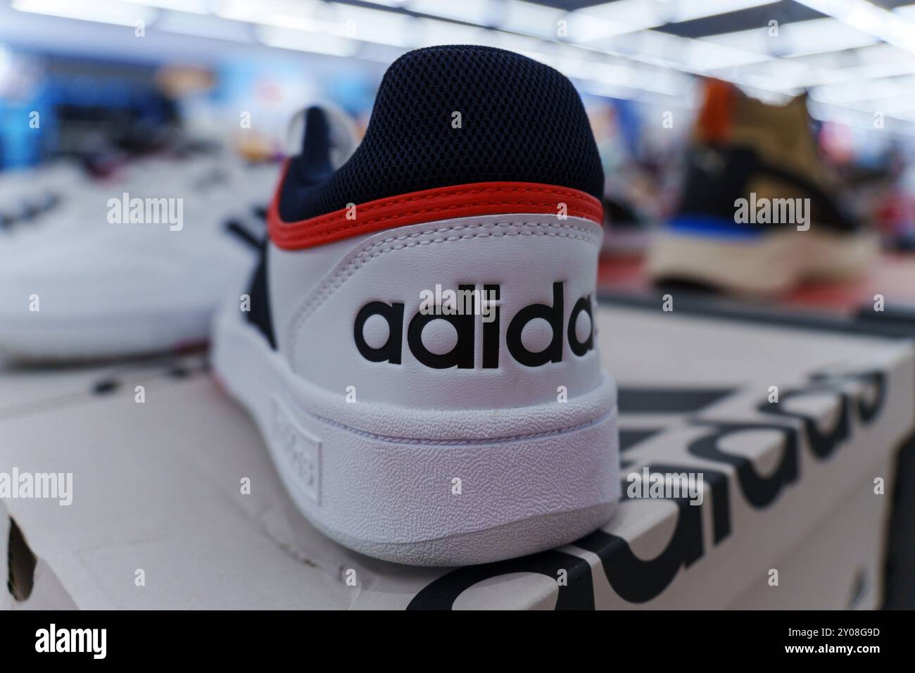 Adidas bianche con strisce colorate discount