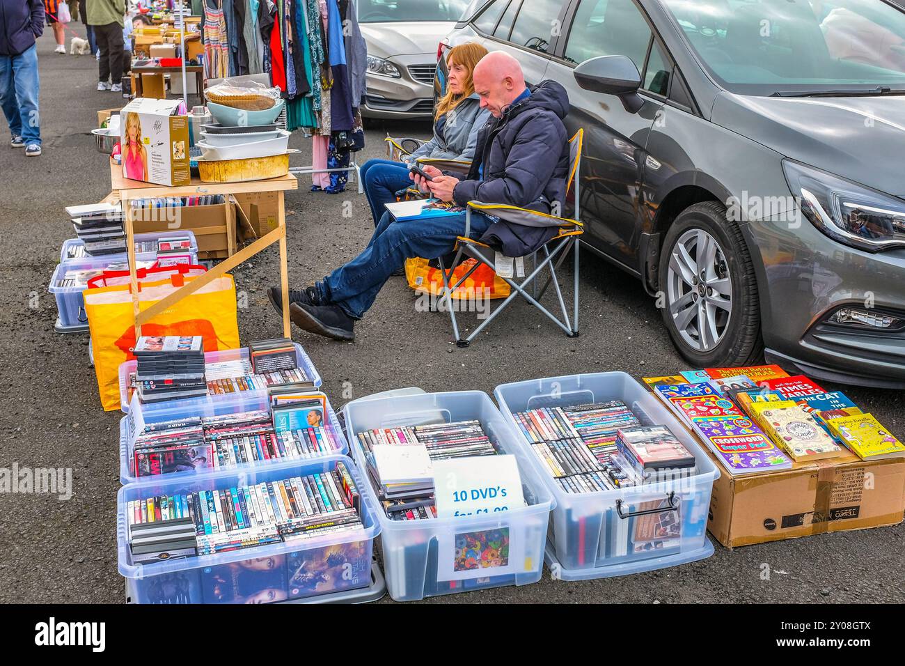 Uomo che vende DVD e libri presso l'asle per auto, Ayr, Ayrshire, Scozia, Regno Unito Foto Stock