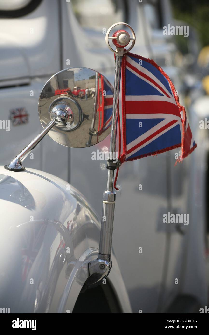 Bandiera su un'auto d'epoca Foto Stock