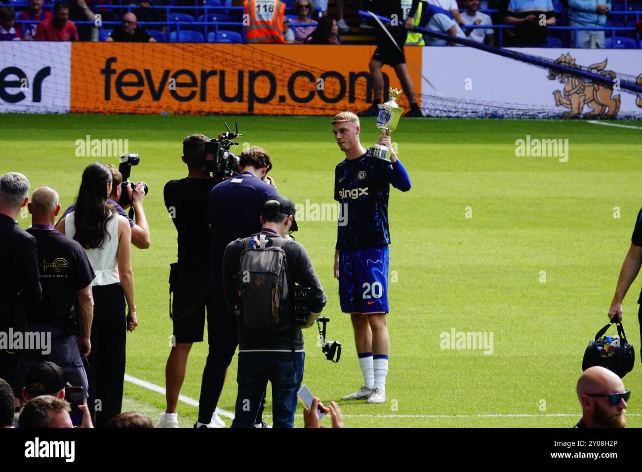 Chelsea vs Crystal Palace, Premier League, Stamford Bridge, Fulham, Londra, REGNO UNITO. 1 settembre 2024. Cole Palmer riceve il premio "giovane giocatore dell'anno". Campo prima del calcio d'inizio; Chelsea Football Club vs. Crystal Palace Football Club nella terza partita della stagione di Premier League 2024/25 allo Stamford Bridge. Credito: Motofoto/Alamy Live News credito: Motofoto/Alamy Live News Foto Stock