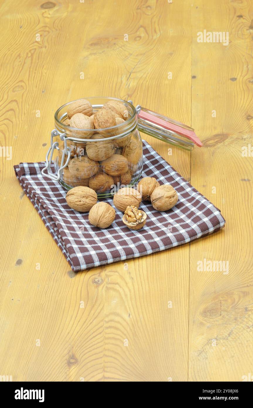 Noci in un vaso di vetro su un tavolo da cucina, noci in un vaso di vetro Foto Stock