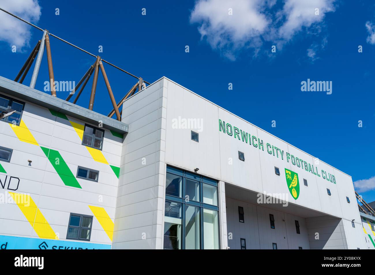 Norwich, Regno Unito - agosto 30 2024: Facciata dello stadio della squadra di calcio del Regno Unito Norwich City con il logo del club e il nome della squadra Foto Stock
