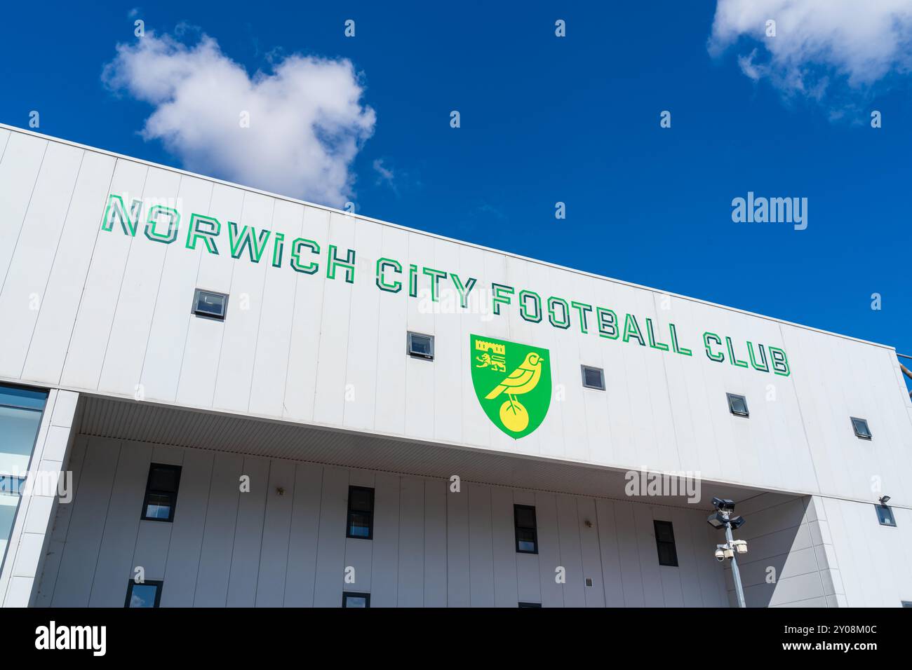 Norwich, Regno Unito - agosto 30 2024: Facciata dello stadio della squadra di calcio del Regno Unito Norwich City con il logo del club e il nome della squadra Foto Stock