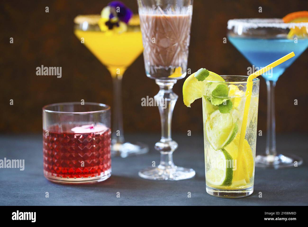 Freddo diversi cocktail rinfrescanti sul tavolo. Messa a fuoco selettiva Foto Stock