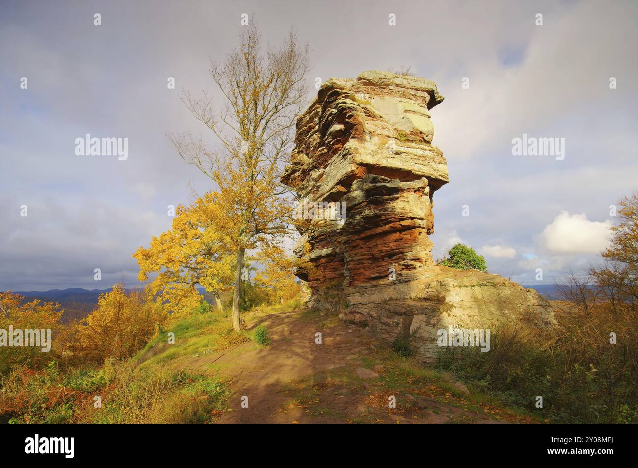 Castello di Anebos in autunno nella foresta del Palatinato, castello di Anebos nella foresta del Palatinato in autunno, Germania, Europa Foto Stock