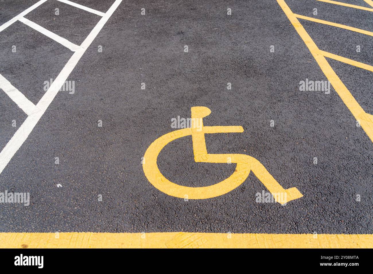 Segnale del parcheggio per il Regno Unito, segnale del parcheggio per disabili, posto auto riservato per conducenti disabili Foto Stock