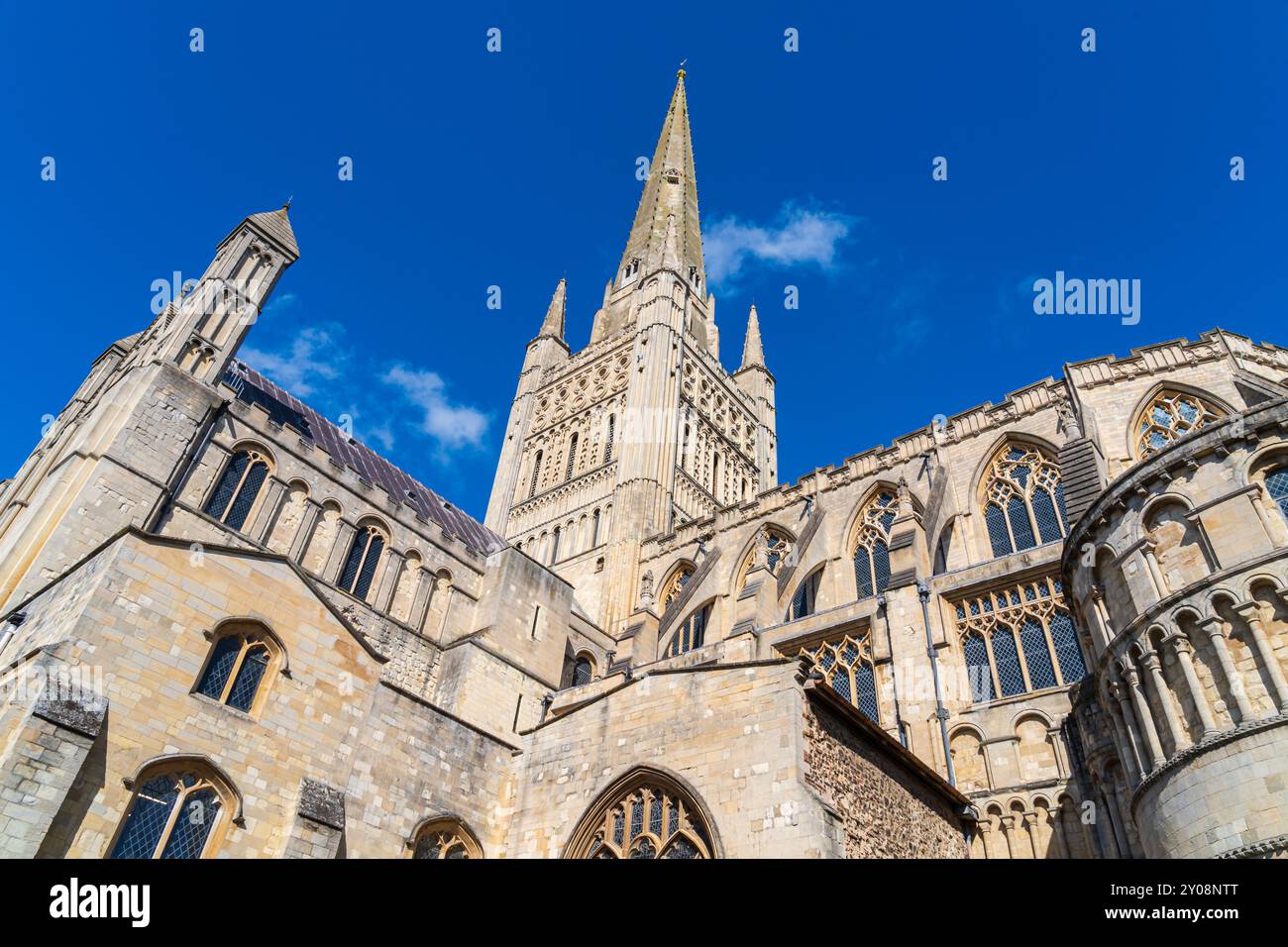 Vista della cattedrale di Norwich dalla strada con orientamento paesaggistico Foto Stock