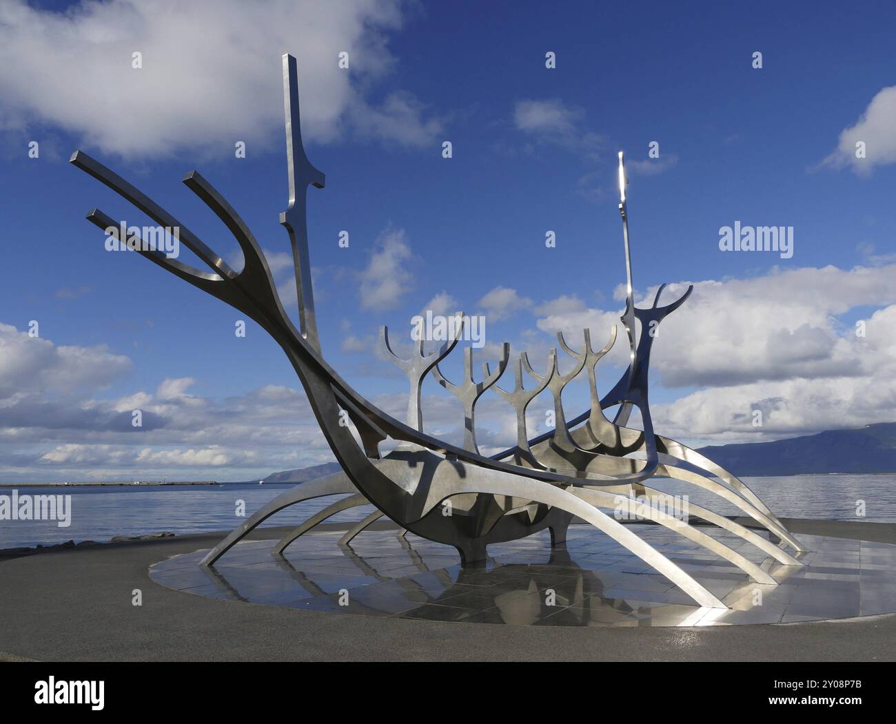 Solfar, gita al sole: Scultura sul lungomare di Reykjavik, Islanda, Europa Foto Stock