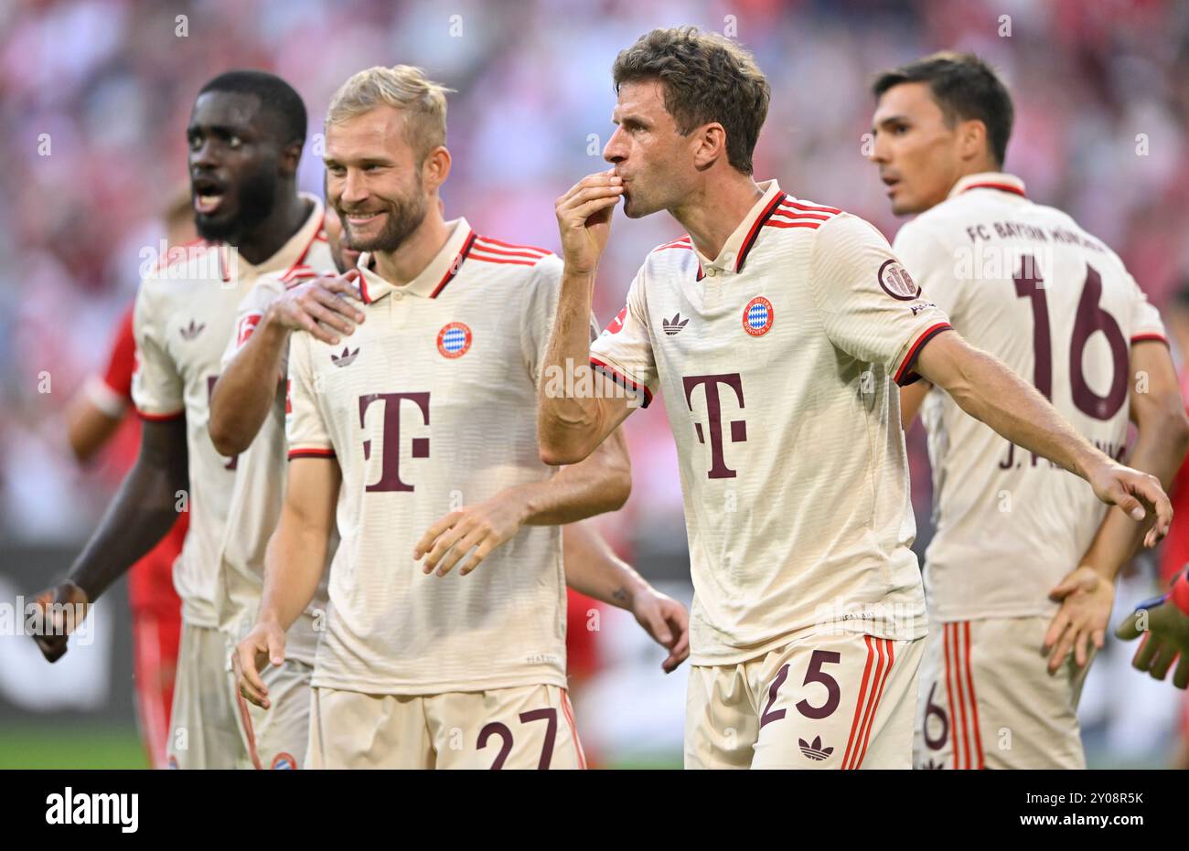 TOR zum 2:0 Thomas Mueller FC Bayern Muenchen FCB (25) Torjubel Konrad Laimer FC Bayern Muenchen FCB (27) Joao Palhinha FC Bayern Muenchen FCB (16) Dayot Upamecano FC Bayern Muenchen FCB (02) FC BAYERN MUENCHEN FCB VS SC FREIBURG SCF 01.09.2024 NORMATIVE DFL VIETANO QUALSIASI USO DI FOTOGRAFIE COME SEQUENZE DI IMMAGINI E/O QUASI-VIDEO Foto Stock