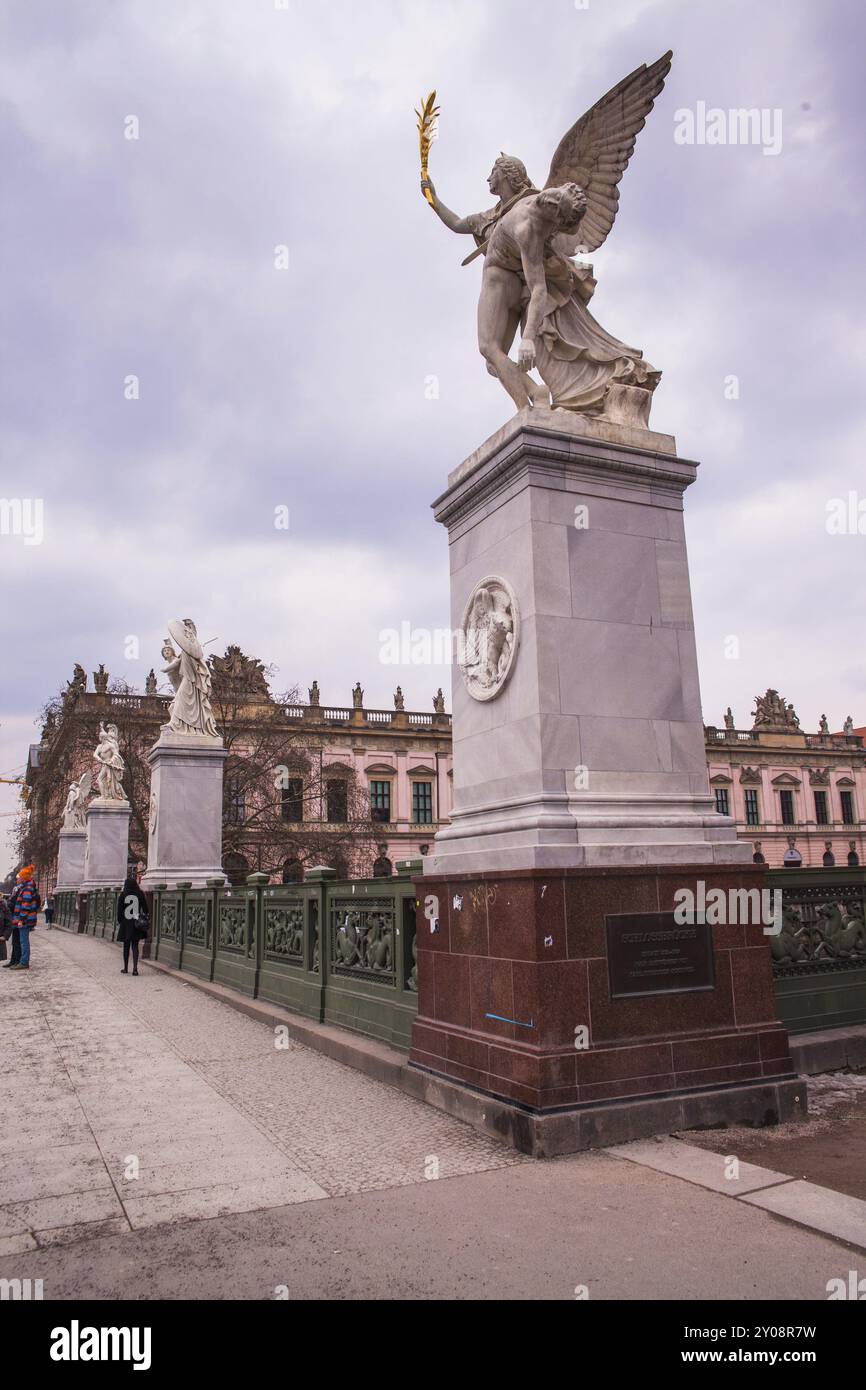 Scultura dell'angelo su un obelisco su un ponte sulla Sprea Foto Stock