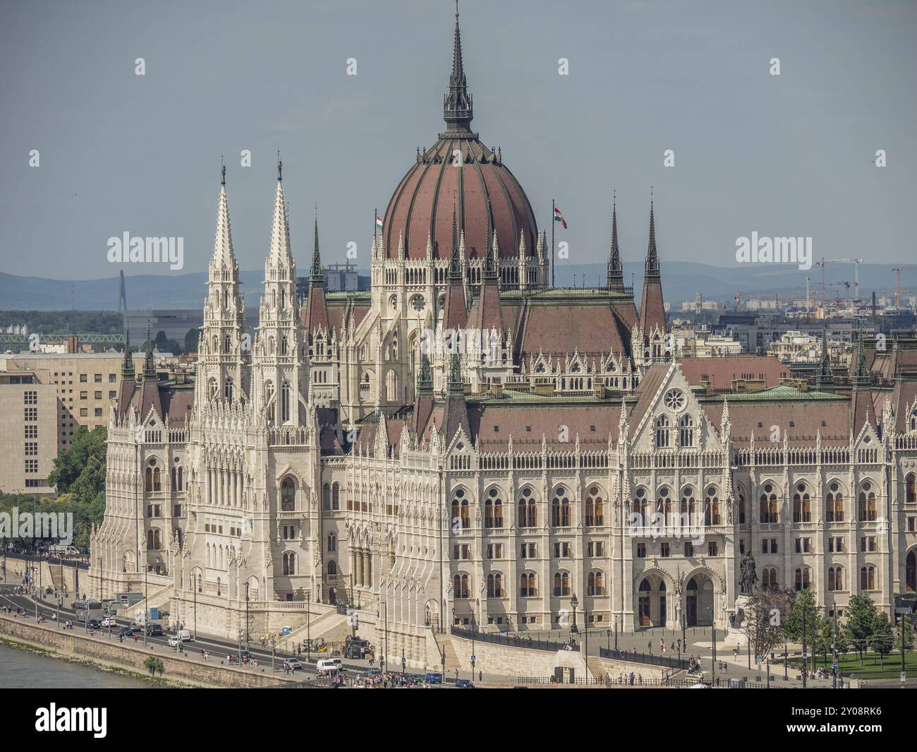 Edificio neogotico con torri suggestive e tetto a cupola su una riva del fiume, budapest, danubio, ungheria Foto Stock