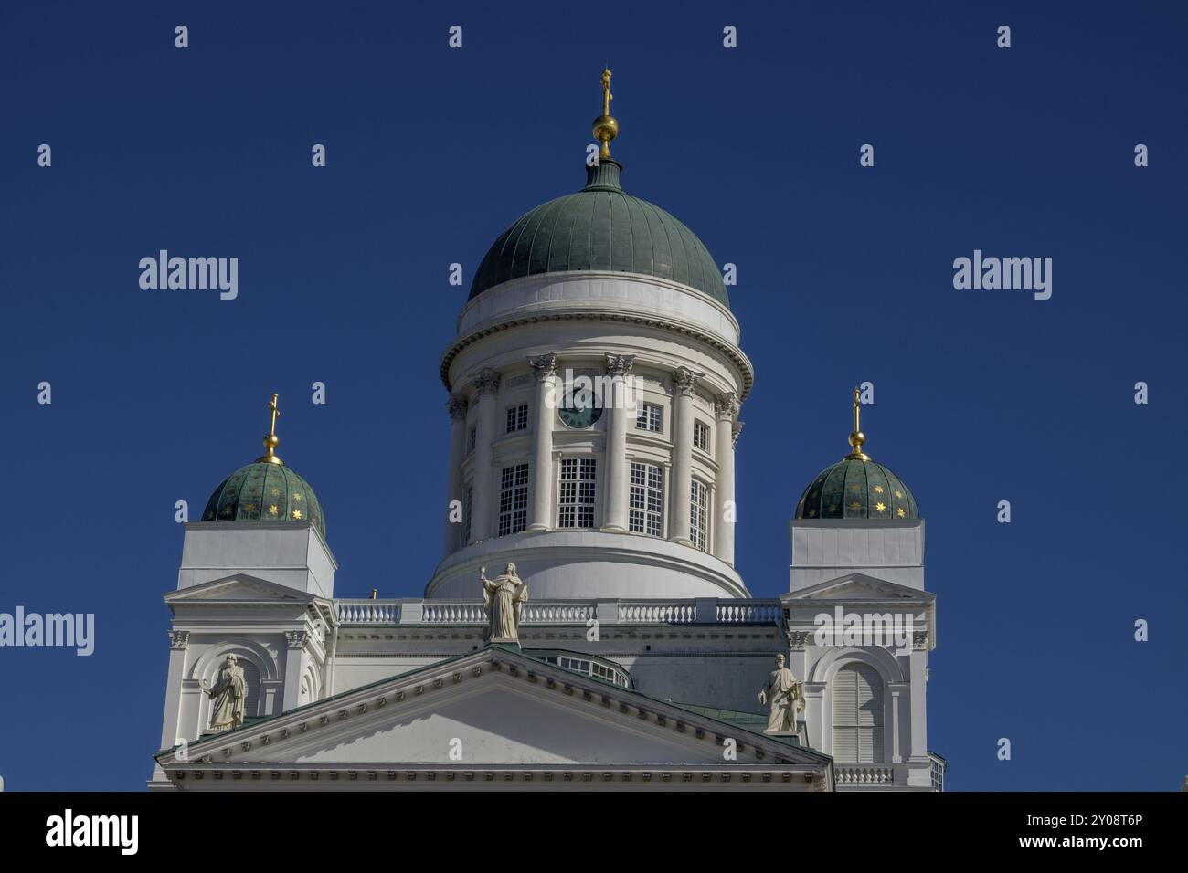 Vista simmetrica della cattedrale bianca con cupole verdi e cielo limpido, Helsinki, Finlandia, Europa Foto Stock