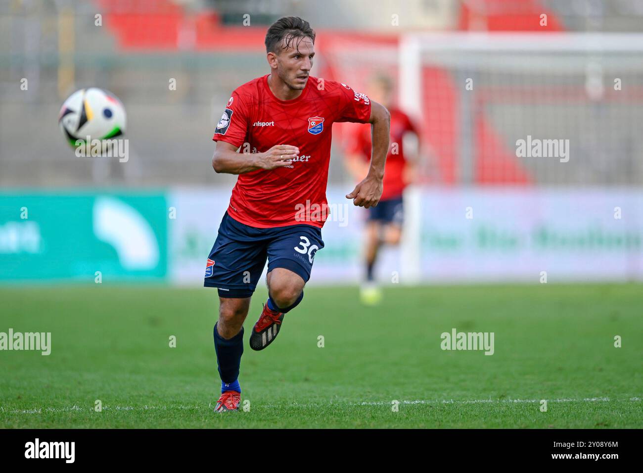 Unterhaching, Deutschland. 1 settembre 2024. Simon Skarlatidis (Unterhaching, 30) AM Ball, Freisteller, Einzelbild, Aktion, azione, 01.09.2024, Unterhaching (Deutschland), Fussball, 3. Liga, SpVgg Unterhaching - LE NORMATIVE Rot-Weiss Essen, DFB/DFL VIETANO QUALSIASI USO DI FOTOGRAFIE COME SEQUENZE DI IMMAGINI E/O QUASI-VIDEO. Credito: dpa/Alamy Live News Foto Stock