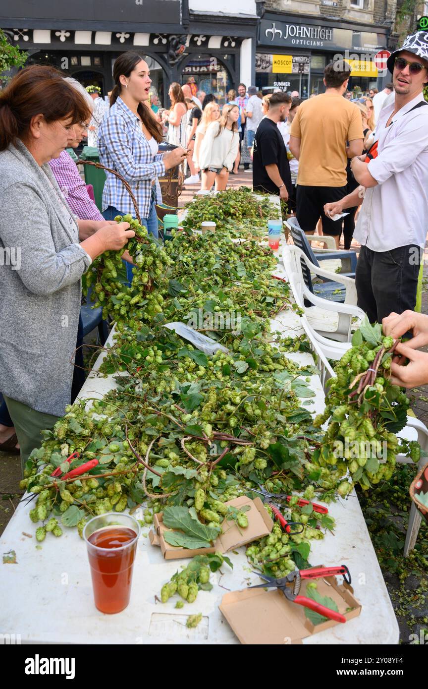 Faversham, Kent, Regno Unito. 1 settembre 2024. Secondo giorno dell'annuale Faversham Hop Festival, celebrato in tutta la città con musica, bancarelle di artigianato e balli Morris. Creare le corone di luppolo indossate da un numero sorprendente di visitatori al festival crediti: Phil Robinson/Alamy Live News Foto Stock