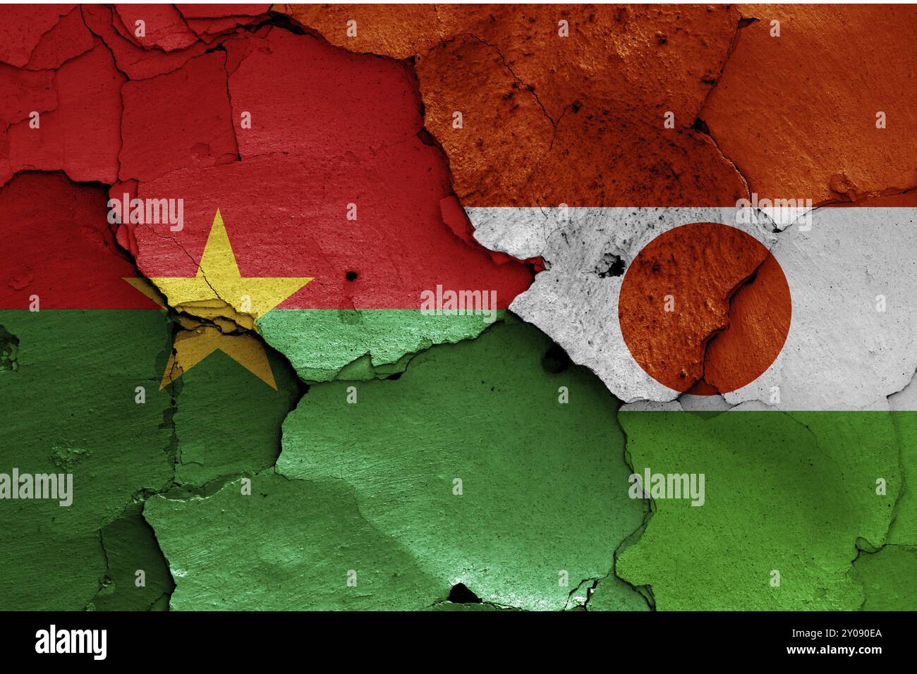 Bandiere del Burkina Faso e del Niger dipinte su un muro incrinato Foto Stock