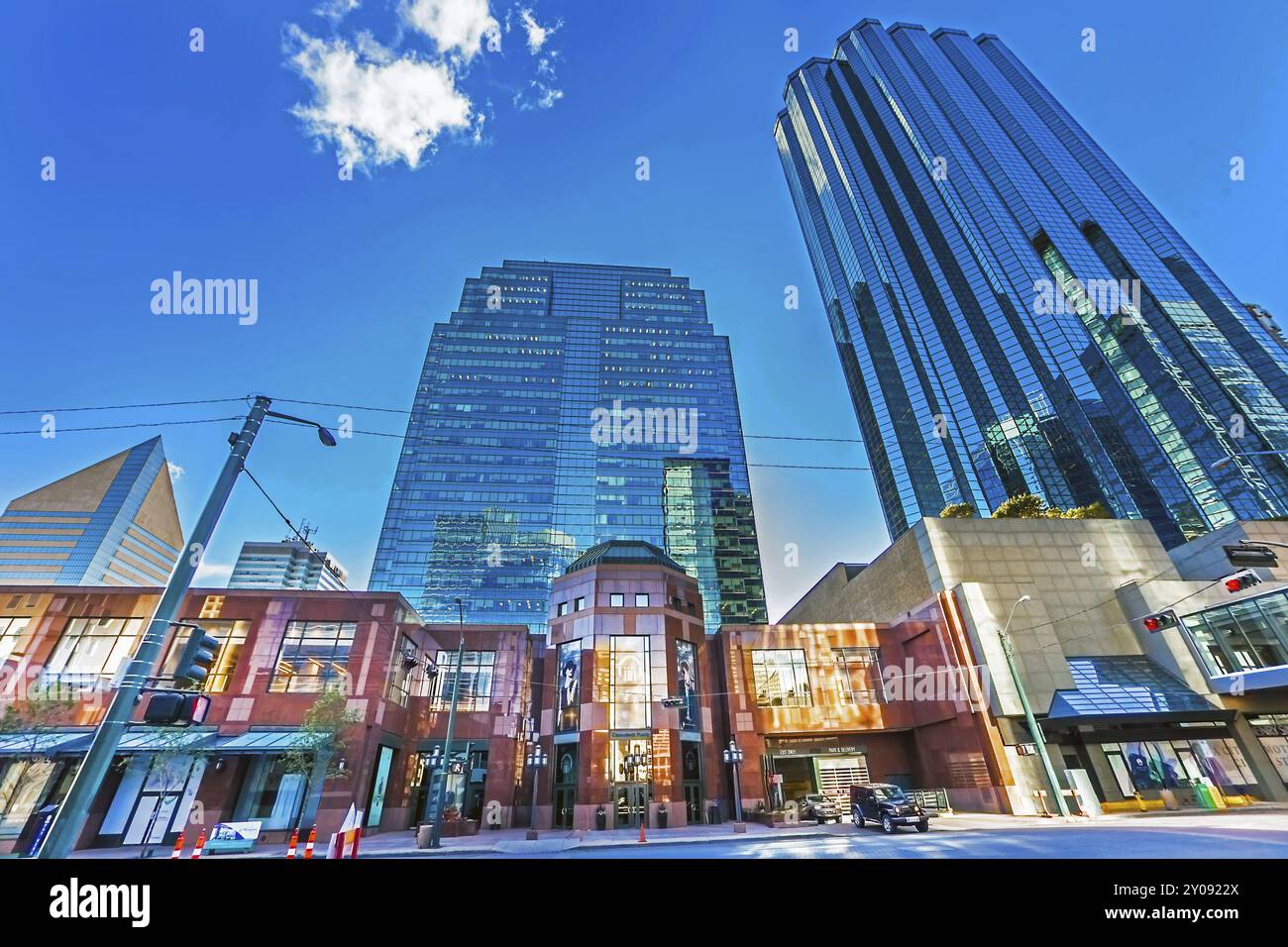 Edmonton, Alberta, Canada 25 giugno 2018. Grattacieli e negozi nel centro di Edmonton Foto Stock