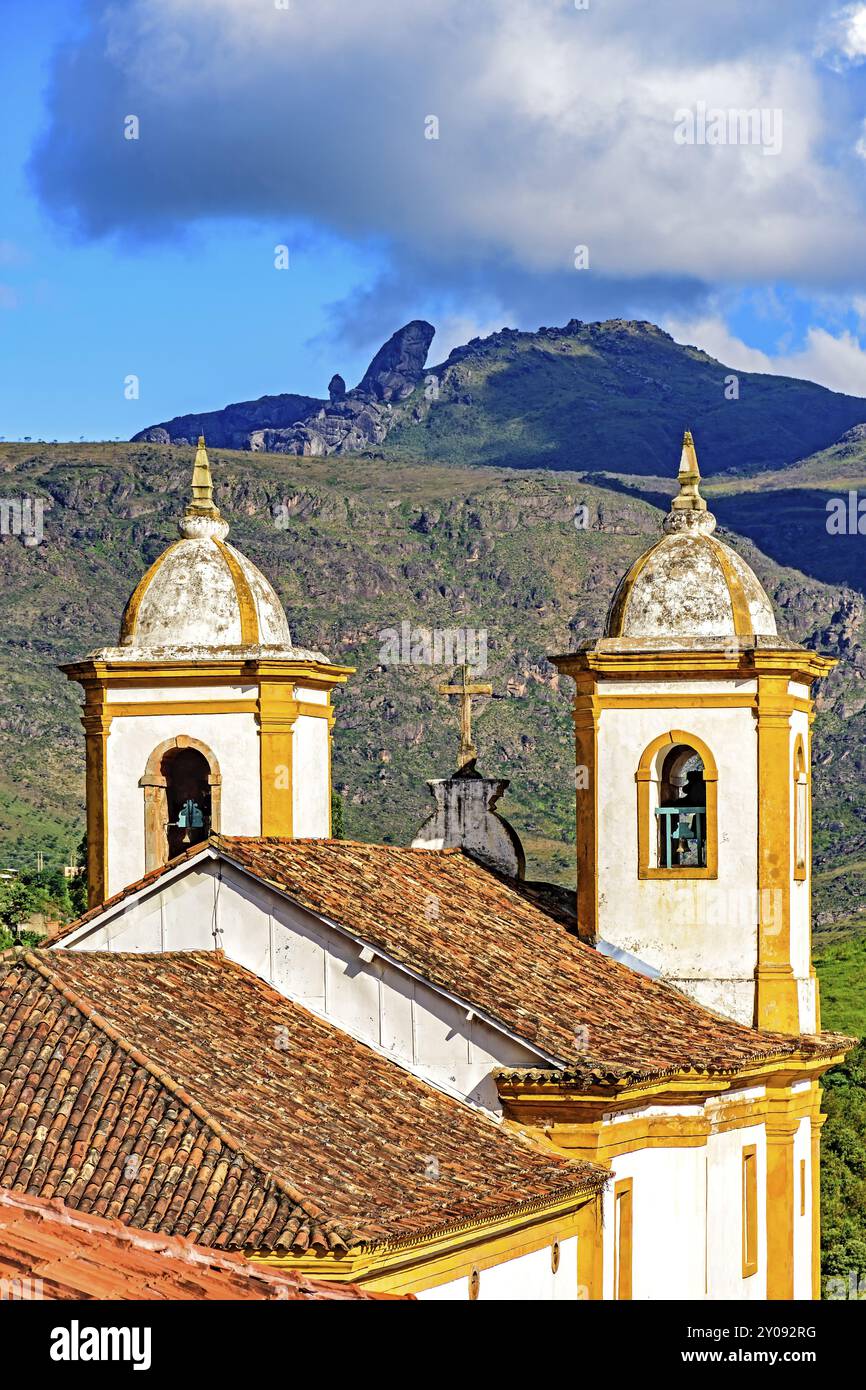 Vista di una delle numerose chiese e il campanile di stile barocco e architettura coloniale della città di Ouro Preto Minas Gerais con le sue montagne Foto Stock