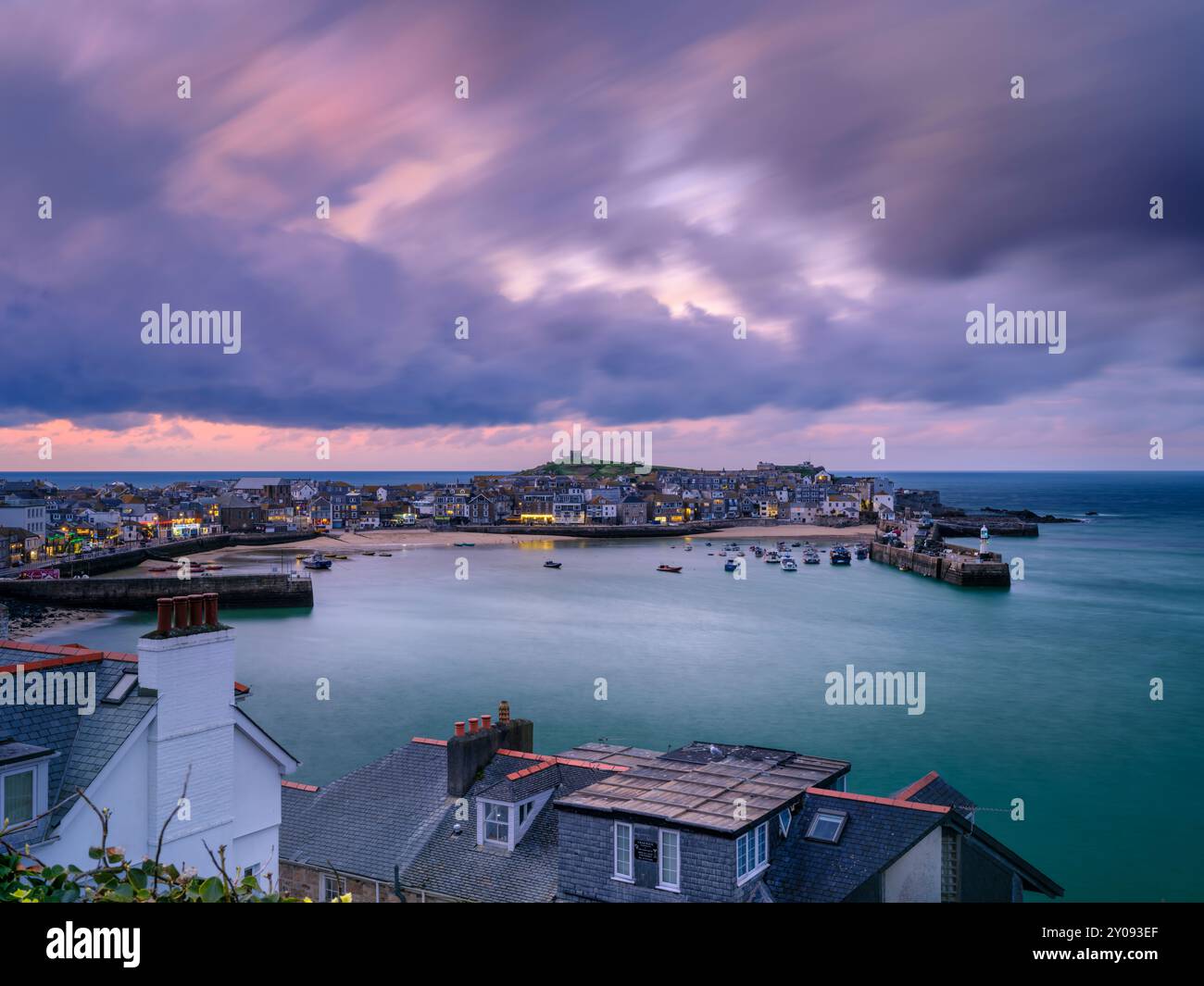 La città costiera di St Ives in Cornovaglia al tramonto in una serata ventilata a fine aprile. Con una fiorente comunità di artisti, St Ives è fiancheggiata da foto Foto Stock