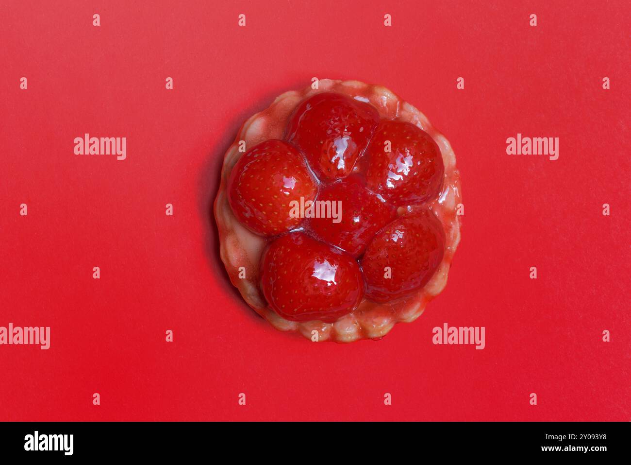 Tartine di fragole su sfondo rosso, torta di frutta Foto Stock