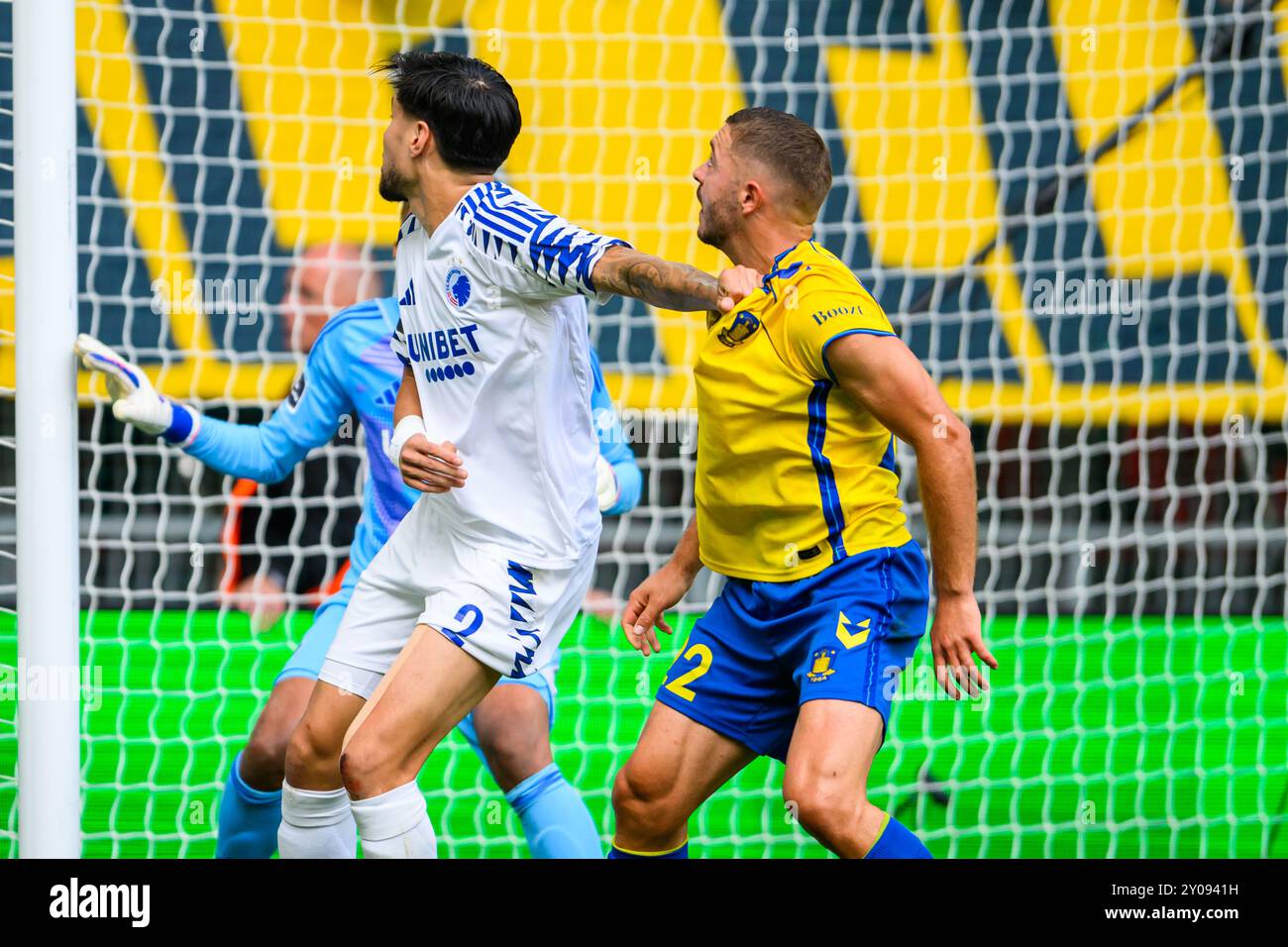 2 (FCK) - Kevin Diks har FAT i trøjen på 22 (BIF) - Josip Radosevic. Superliga: FC København mod Brøndby IF - 01.09.24. København, Danmark. 1 set Foto Stock