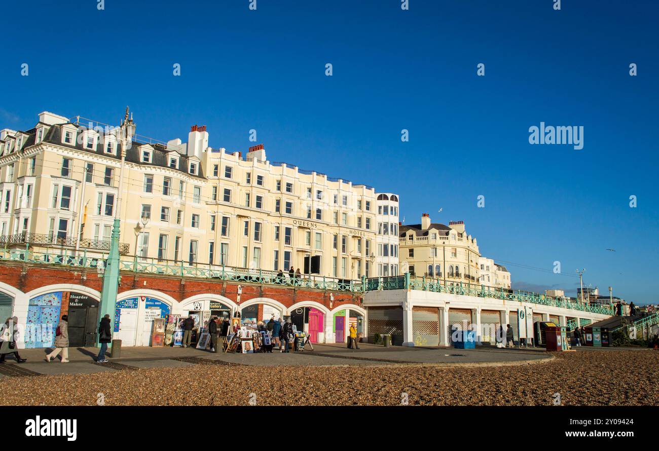 Brighton, Regno Unito, 5 gennaio 2022. Vista sulla spiaggia del Brighton Queens Hotel in una giornata di sole sotto il cielo blu. Foto Stock