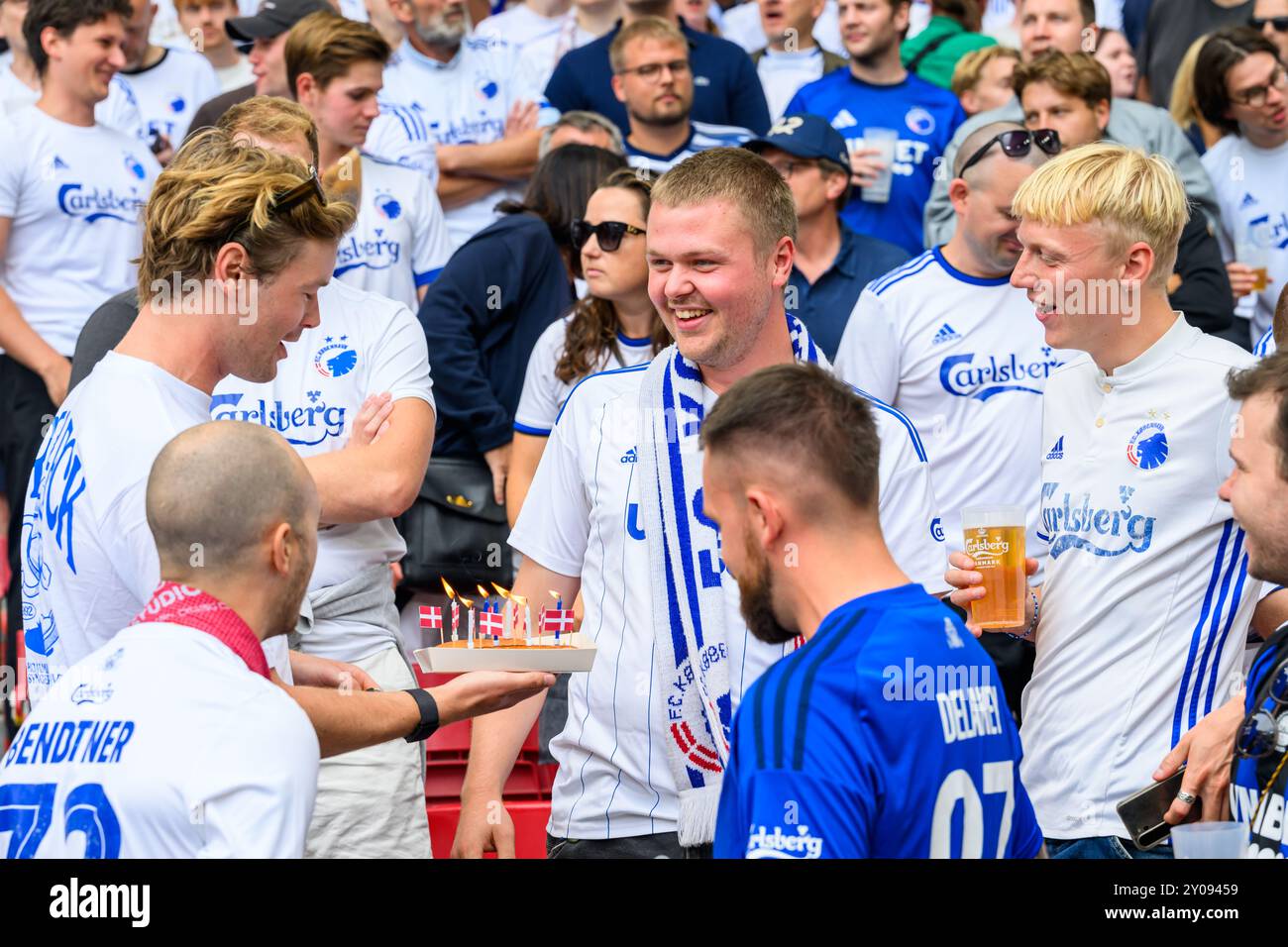 EN FCK fan har fødselsdag og vennerne har sørget for lys og flag i formentlig en stadion pølse. Superliga: FC København mod Brøndby IF - 01.09.24. Kø Foto Stock