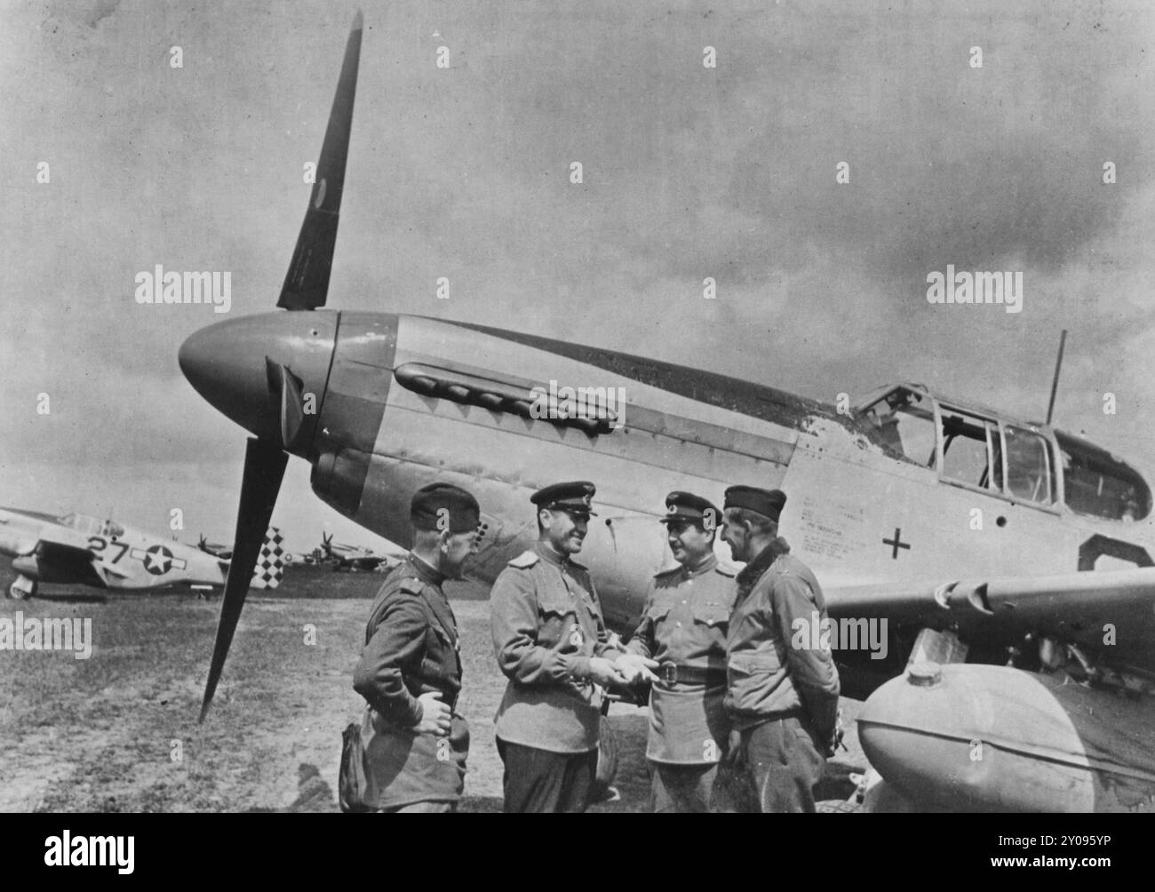 Red Airmen, pilota di Mustang parla di cose davanti a un North American P-51 Mustang, 325 Fighter Group, circa 1945 Foto Stock