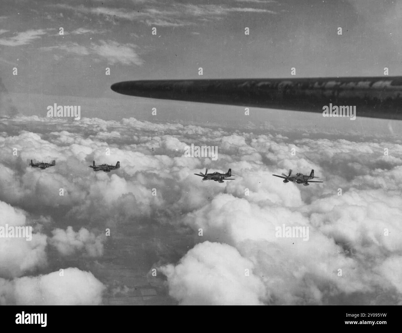 Aerei da caccia North American P-51 Mustang in formazione sulla Francia, circa 1944 Foto Stock