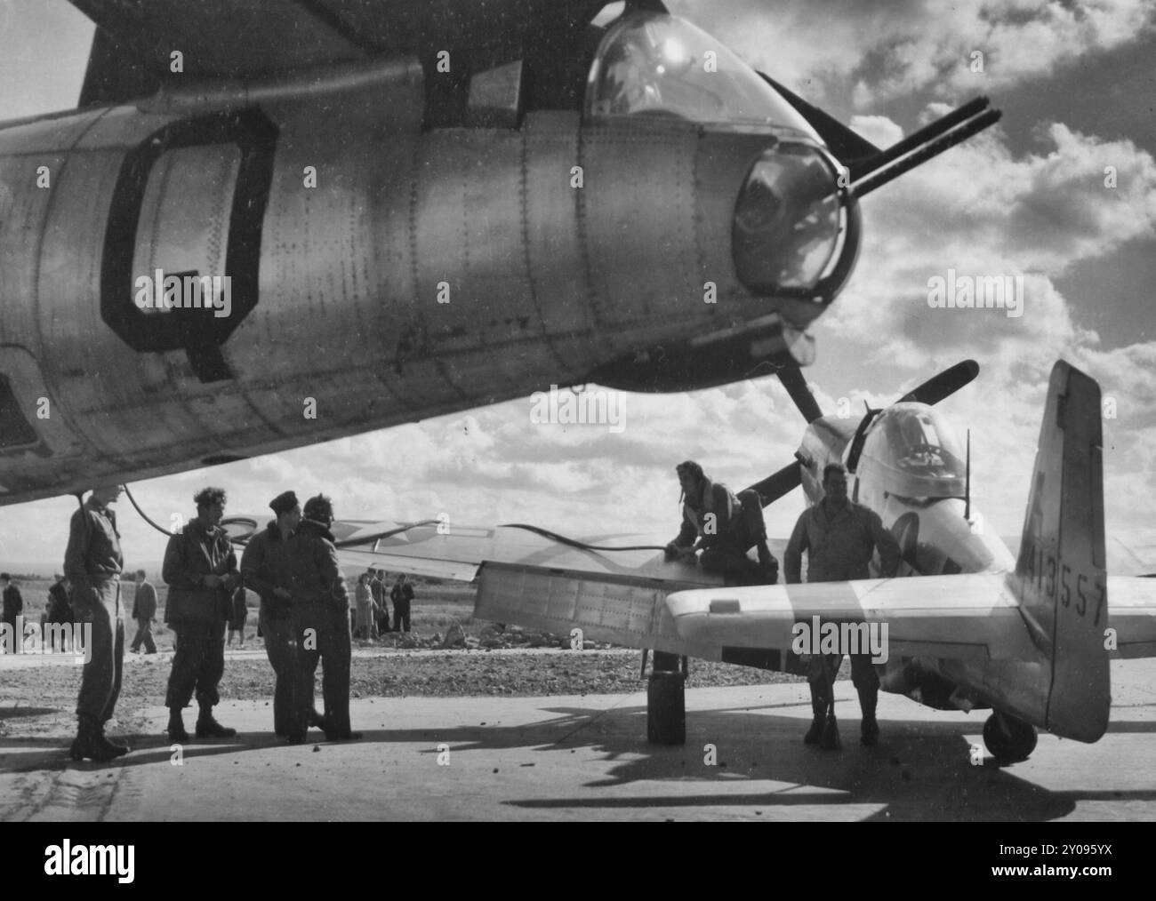 North American P-51 Mustang sotto la coda di Un Boeing B-17 Flying Fortress. Brest, Francia, circa 1945 Foto Stock