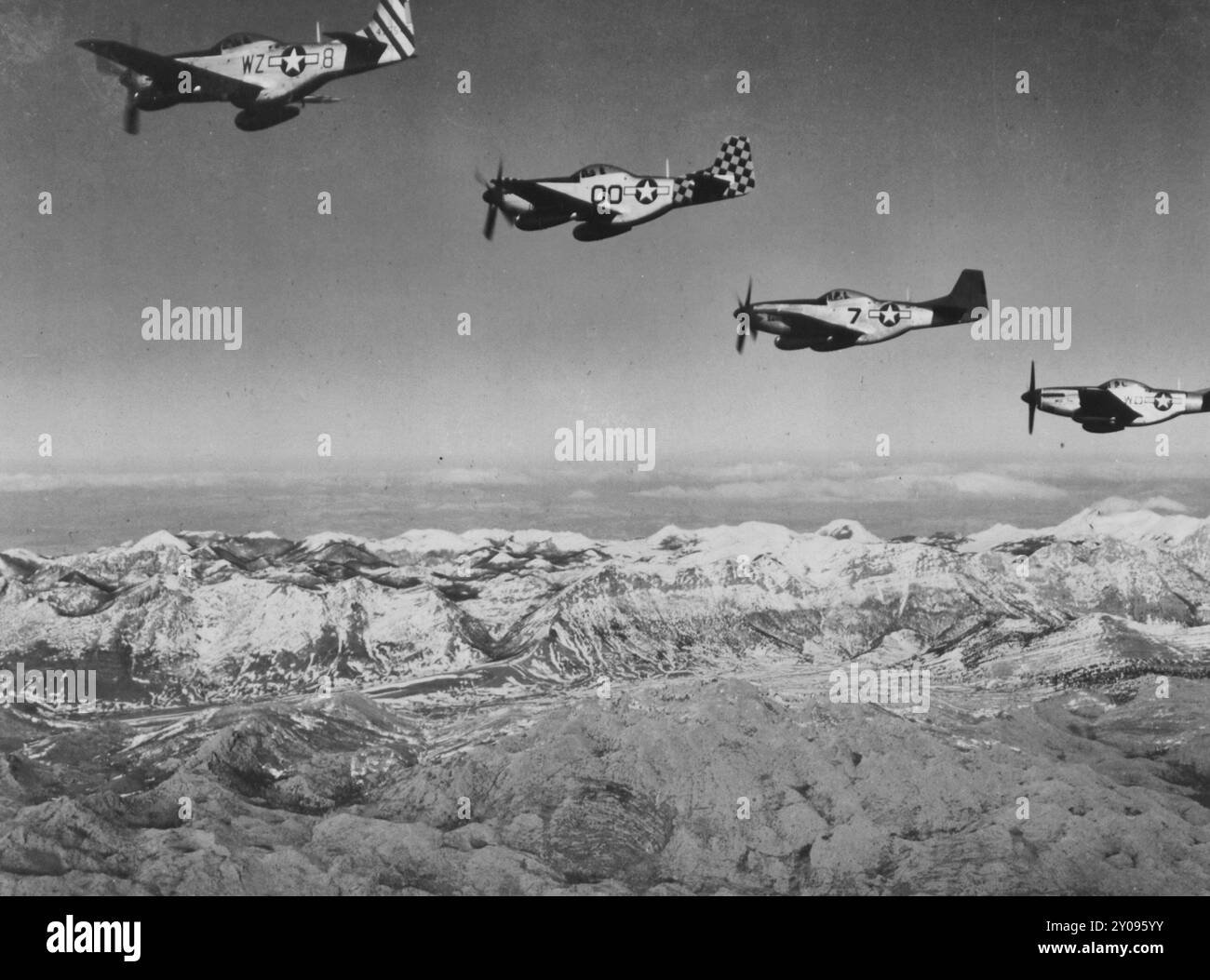 Diretti verso obiettivi balcanici, i piloti P-51 Mustang salgono in alto sulla Jugoslavia, intorno al 1944 Foto Stock