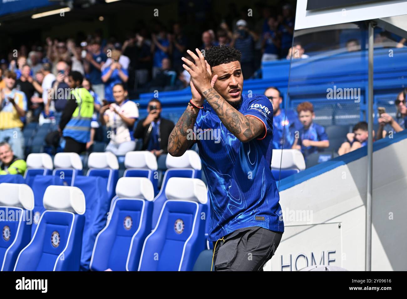 Londra, Regno Unito. 1 settembre 2024. LONDRA, INGHILTERRA - 1 SETTEMBRE: Presentazione del nuovo giocatore Jadon Sancho per il Chelsea FC durante la partita di Premier League tra Chelsea FC e Crystal Palace FC allo Stamford Bridge il 1° settembre 2024 a Londra, Regno Unito. Foto di Sebastian Frej credito: Sebo47/Alamy Live News Foto Stock