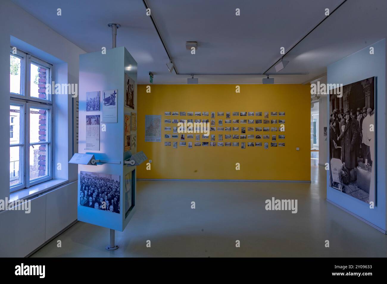 Una mostra muraria al memoriale di Auschwitz mostra una serie di fotografie che raffigurano la vita degli ebrei olandesi prima e durante l'Olocausto. Le immagini catturano i momenti quotidiani, le riunioni di famiglia e le scene di lavoro forzato, offrendo uno sguardo toccante alle storie personali sconvolte dalle atrocità del regime nazista. Girato mercoledì 28 agosto 2024, Auschwitz, Polonia. (VX Photo/ Vudi Xhymshiti) Foto Stock