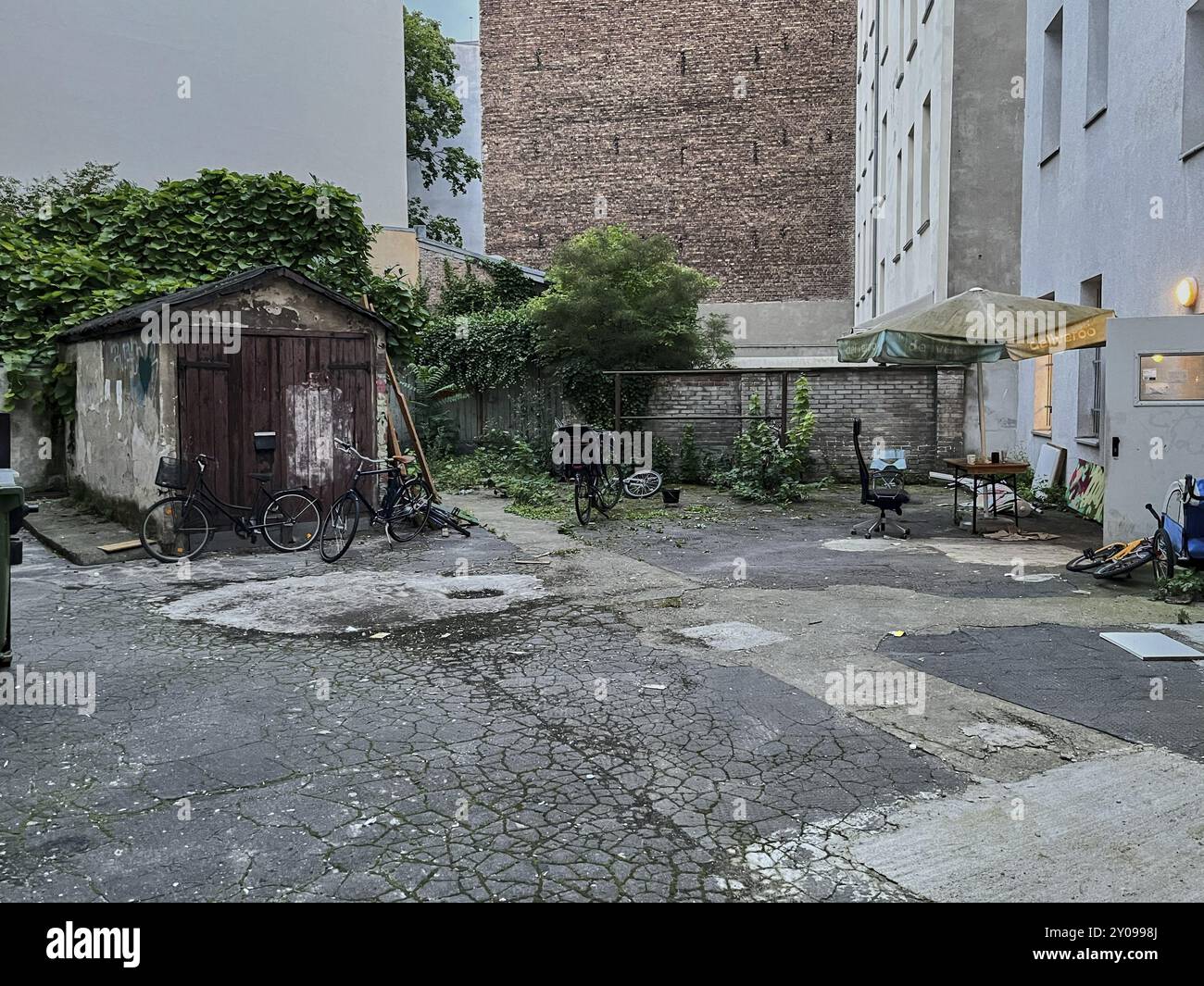 Germania, Berlino, 17/07/2024, cortile di Oderberger Strasse, capannone, spazzatura, Europa Foto Stock