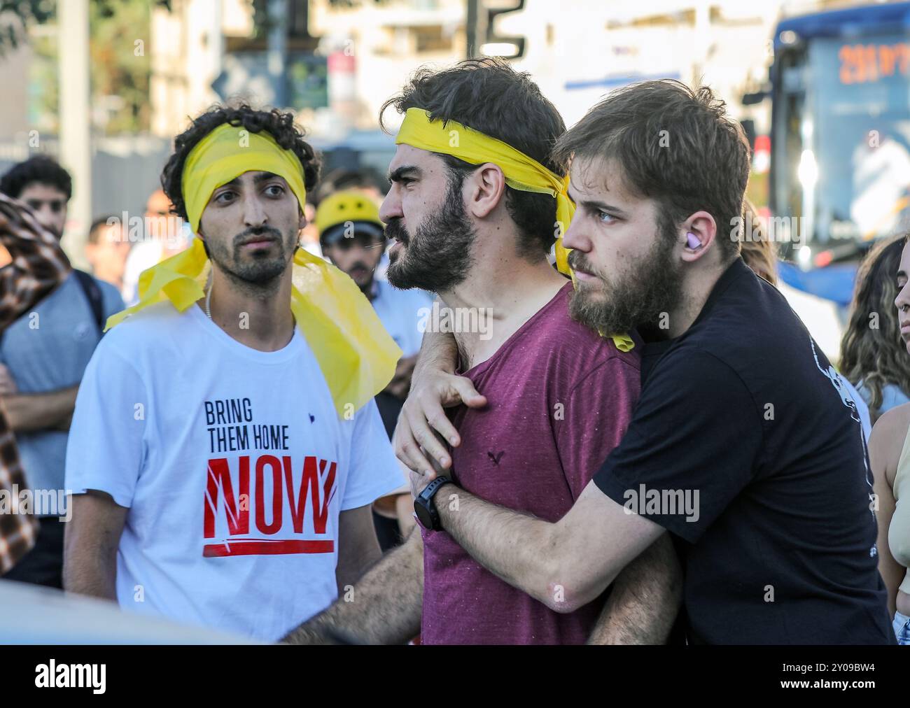 Gerusalemme, Israele. 1 settembre 2024 Un manifestante si abbraccia, cercando di calmare un altro manifestante oltraggioso in una manifestazione tenutasi oggi a Gerusalemme, chiedendo al governo di raggiungere un accordo urgente con Hamas, prima che altri ostaggi vengano uccisi. I manifestanti indossano un nastro giallo sulla fronte per indicare questa protesta. Un terzo dimostratore che indossa una camicia con lo slogan "Bring Them Home Now" sta guardando i suoi due amici. Crediti: Yoram Biberman/Alamy Live News. Foto Stock