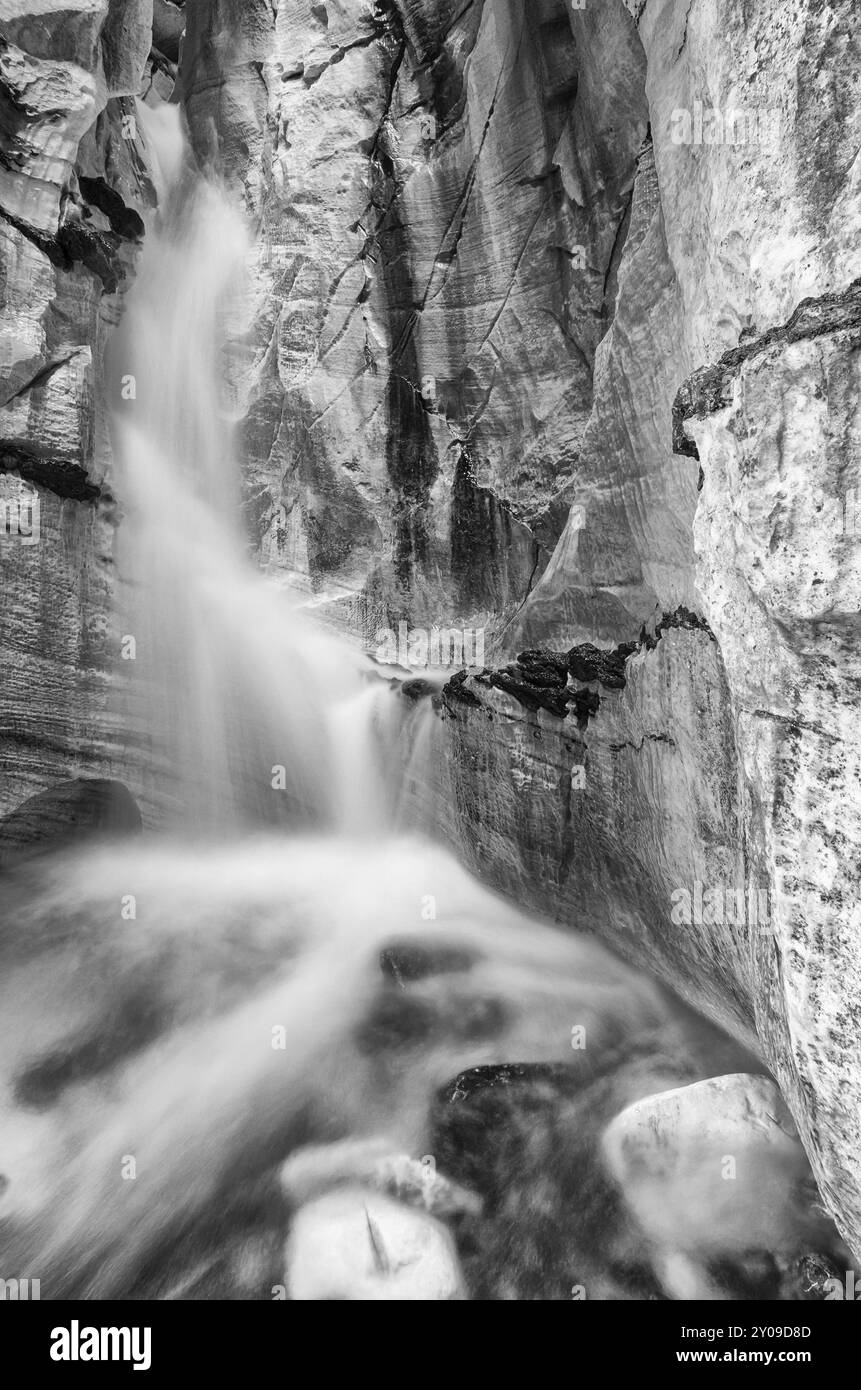 Cascata nella grotta calcarea Trollkirka (Trollkyrkja, tedesco: Troll Church), Moere e Romsdal Fylke, Norvegia, settembre 2011, Europa Foto Stock