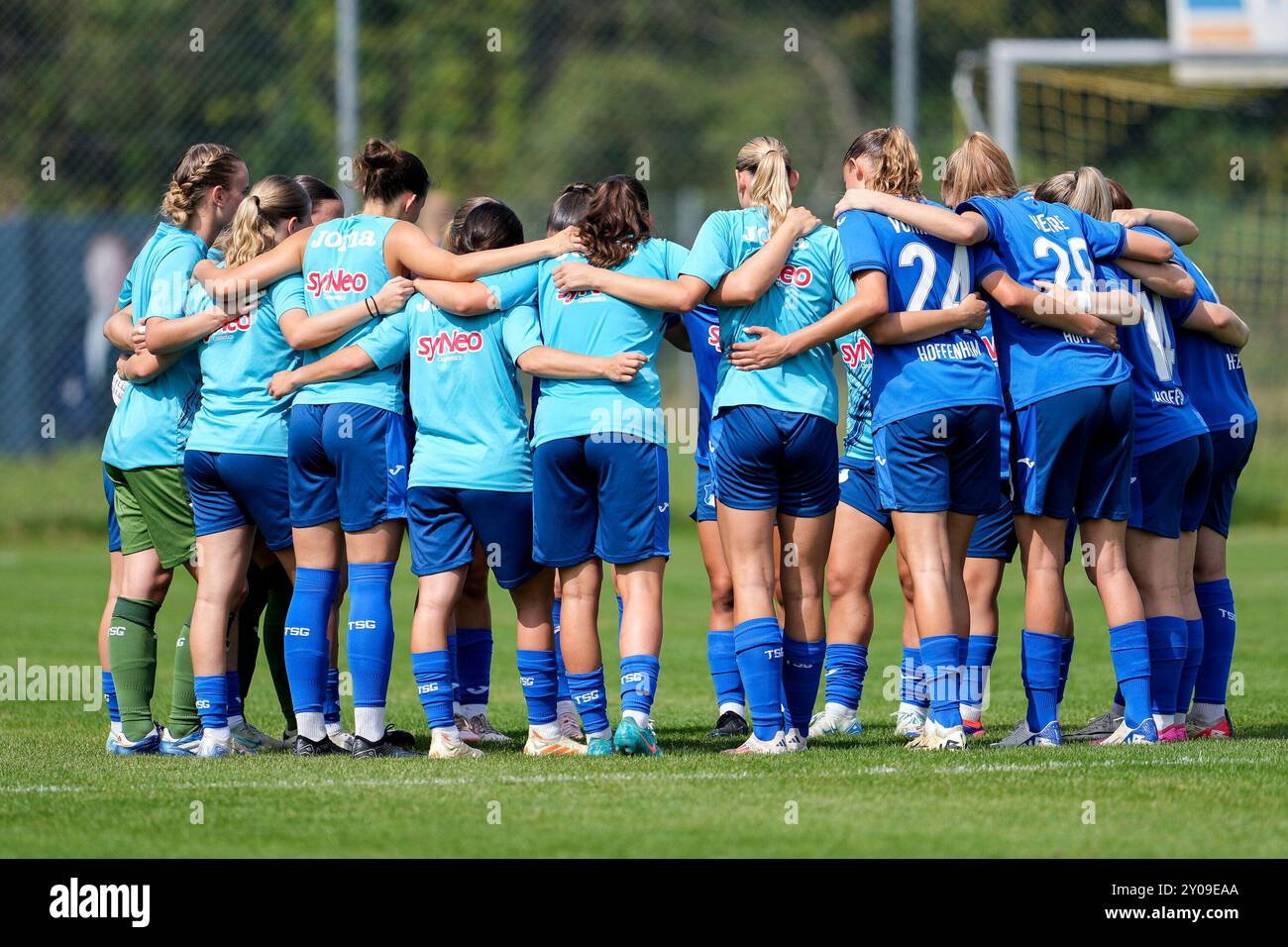 St. Leon Rot, Germania. 1 settembre 2024. Spielerinnen der TSG 1899 Hoffenheim II (U20), schwören sich mit einem Mannschaftskreis vor dem Anpfiff ein, Kreis, Teamkreis, Konzentration, Kameradschaft, Ansprache, motivazione, 01.09.2024, St. Leon-Rot (Deutschland), Fussball, Regionalliga Süd, TSG 1899 Hoffenheim U20 - Karlsruher SC, 01.09.2024, St. Leon-Rot (Deutschland), Fussball, Regionalliga Süd, TSG 1899 HOFFENHEIM U20 - KARLSRUHER SC, LE NORMATIVE DFB/DFL VIETANO QUALSIASI USO DI FOTOGRAFIE COME SEQUENZE DI IMMAGINI E/O QUASI-VIDEO. Credito: dpa/Alamy Live News Foto Stock