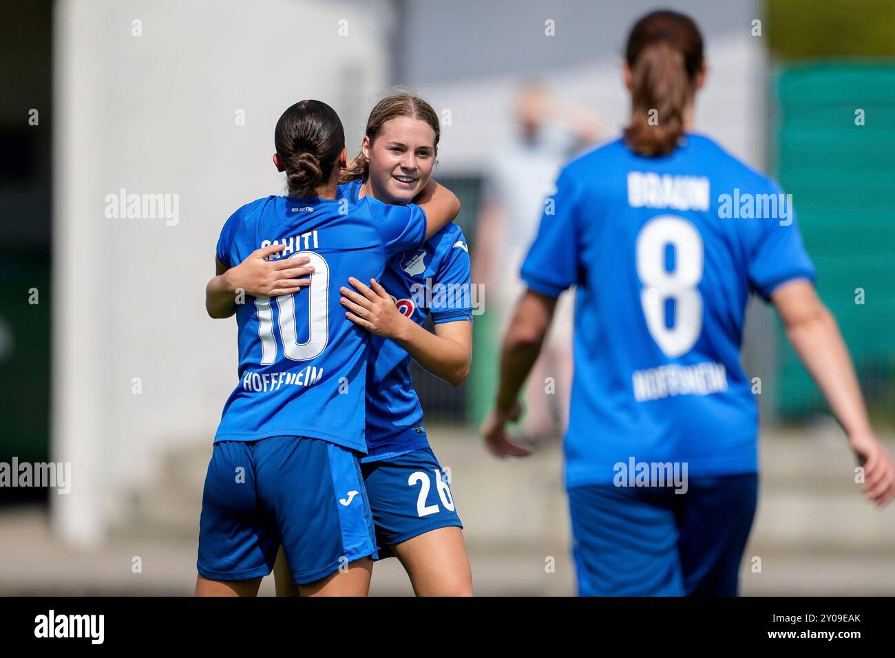 v.li.: Sara Sahiti (STG II, 10), Torschützin Charlotte Waibel (STG II, 26), Ann-Sophie Braun (STG II, 8), Spielerinnen der TSG 1899 Hoffenheim II (U20), jubeln über das Tor zum 1:0, Jubel, Torjubel, Torerfolg, celebrare l'obiettivo, goal, Celebration, Jubelt ueber das Tor, Freuen, Freude, freut sich, Optimistisch, positiv, Spielszene, Highlight, Action, Aktion, 01.09.2024, St. Leon-Rot (Deutschland), Fussball, Regionalliga Süd, TSG 1899 Hoffenheim U20 - Karlsruher SC, 01.09.2024, St. Leon-Rot (Deutschland), Fussball, Regionalliga Süd, TSG 1899 HOFFENHEIM U20 - KARLSRUHER SC, NORMATIVE DFB/DFL P Foto Stock