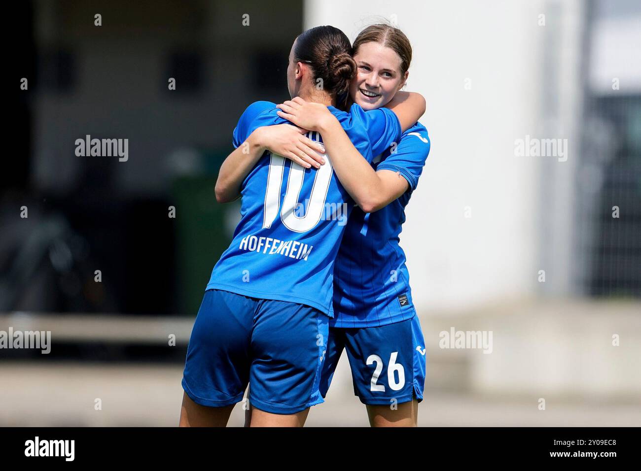 v.li.: Sara Sahiti (STG II, 10), Torschützin Charlotte Waibel (STG II, 26), Spielerinnen der TSG 1899 Hoffenheim II (U20), jubeln über das Tor zum 1:0, Jubel, Torjubel, Torerfolg, celebrare l'obiettivo, goal, Celebration, Jubelt ueber das Tor, Freuen, Freude, freut sich, Optimistisch, positiv, Spielszene, Highlight, Action, Aktion, 01.09.2024, St. Leon-Rot (Deutschland), Fussball, Regionalliga Süd, TSG 1899 Hoffenheim U20 - Karlsruher SC, 01.09.2024, St. Leon-Rot (Deutschland), Fussball, Regionalliga Süd, TSG 1899 HOFFENHEIM U20 - KARLSRUHER SC, LE NORMATIVE DFB/DFL VIETANO QUALSIASI USO DI FOTOGRAFIE Foto Stock