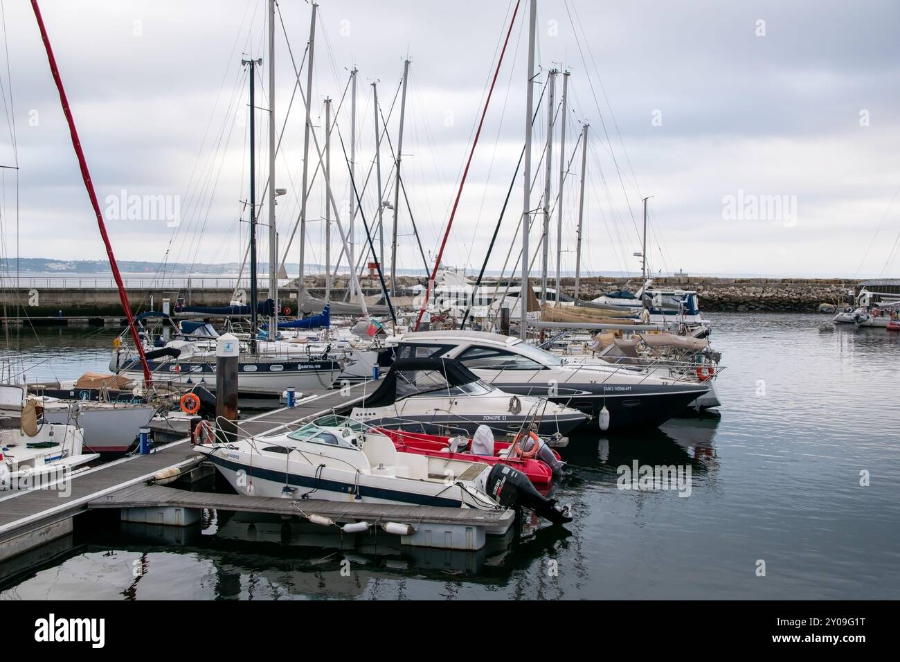 Barche e yacht ormeggiati nel porto turistico di Oeiras, Portogallo Foto Stock