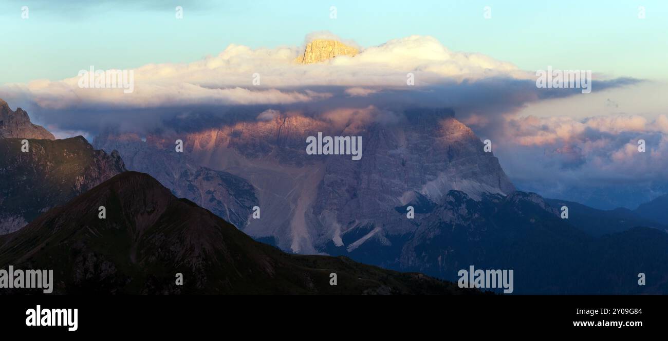 Vista serale del monte Pelmo, alto Adige, Alpi Dolomiti, Italia Foto Stock