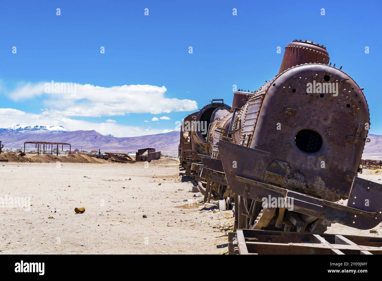 Rusty abbandonato di vecchi treni in treno cimitero a Uyuni deserto in Bolivia Foto Stock