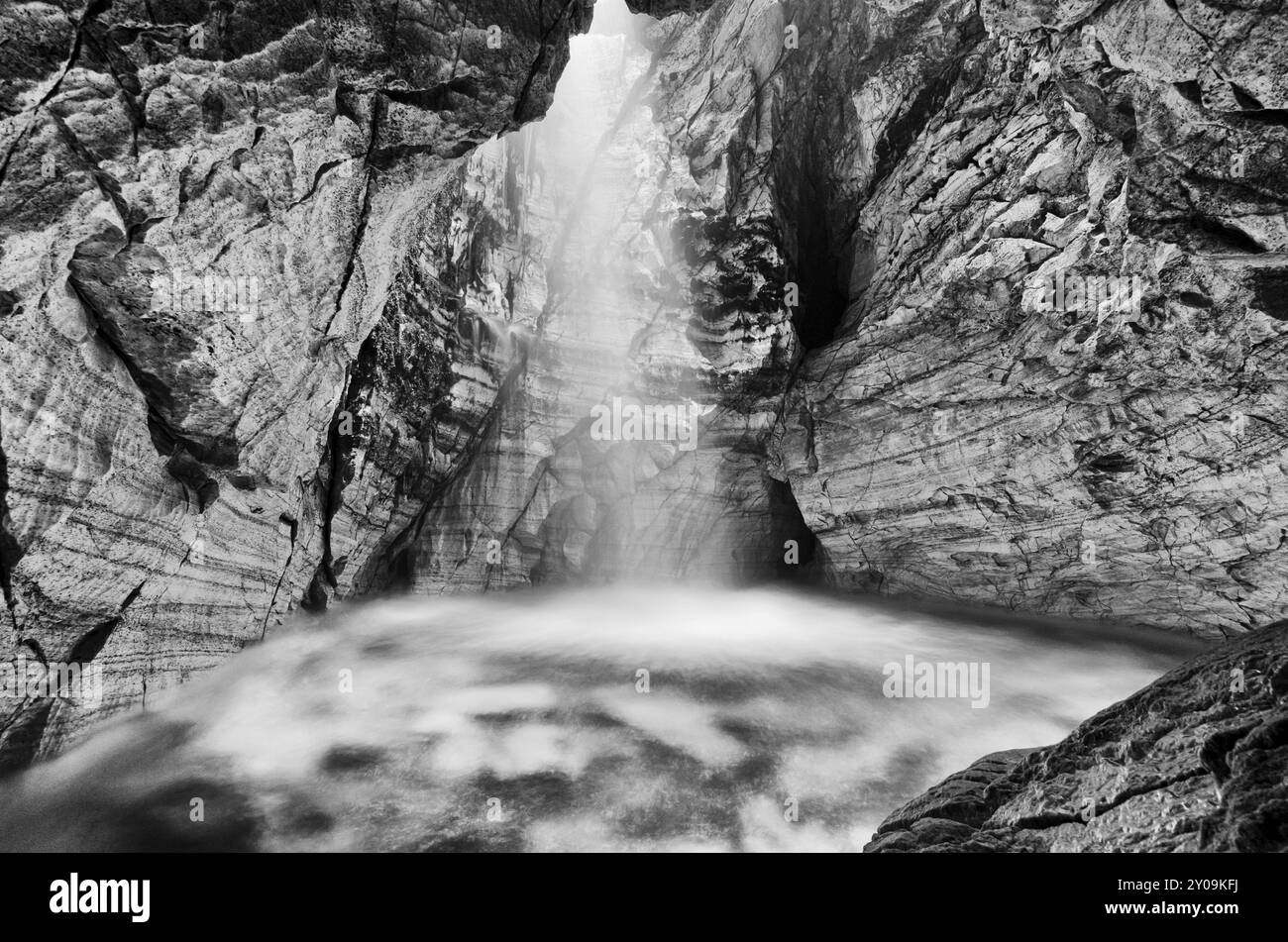 Cascata nella grotta calcarea Trollkirka (Trollkyrkja, tedesco: Troll Church), Moere e Romsdal Fylke, Norvegia, settembre 2011, Europa Foto Stock