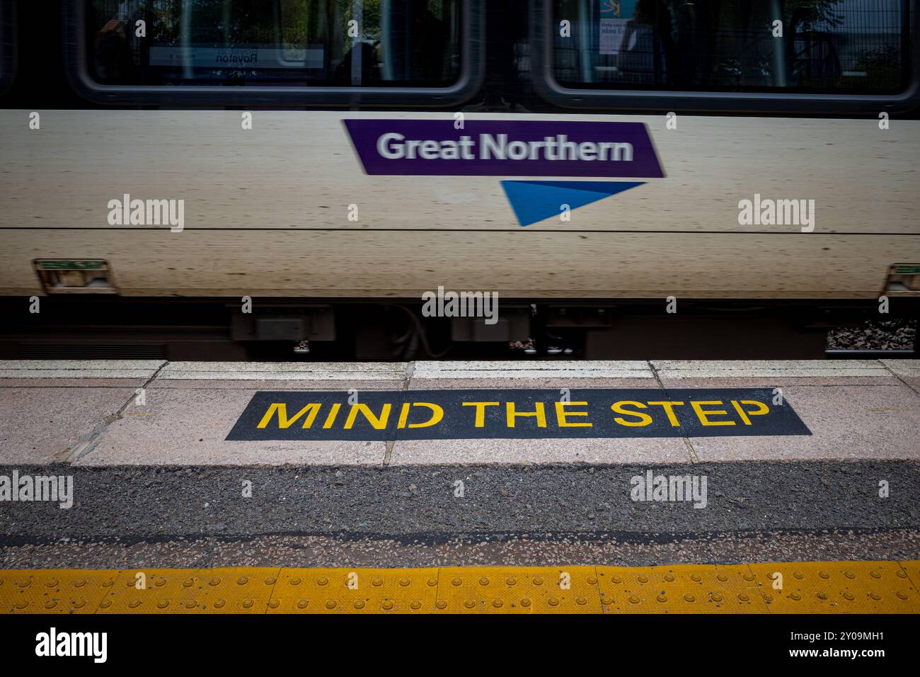 Great Northern Train alla stazione di Royston nell'Hertfordshire, Regno Unito. Foto Stock