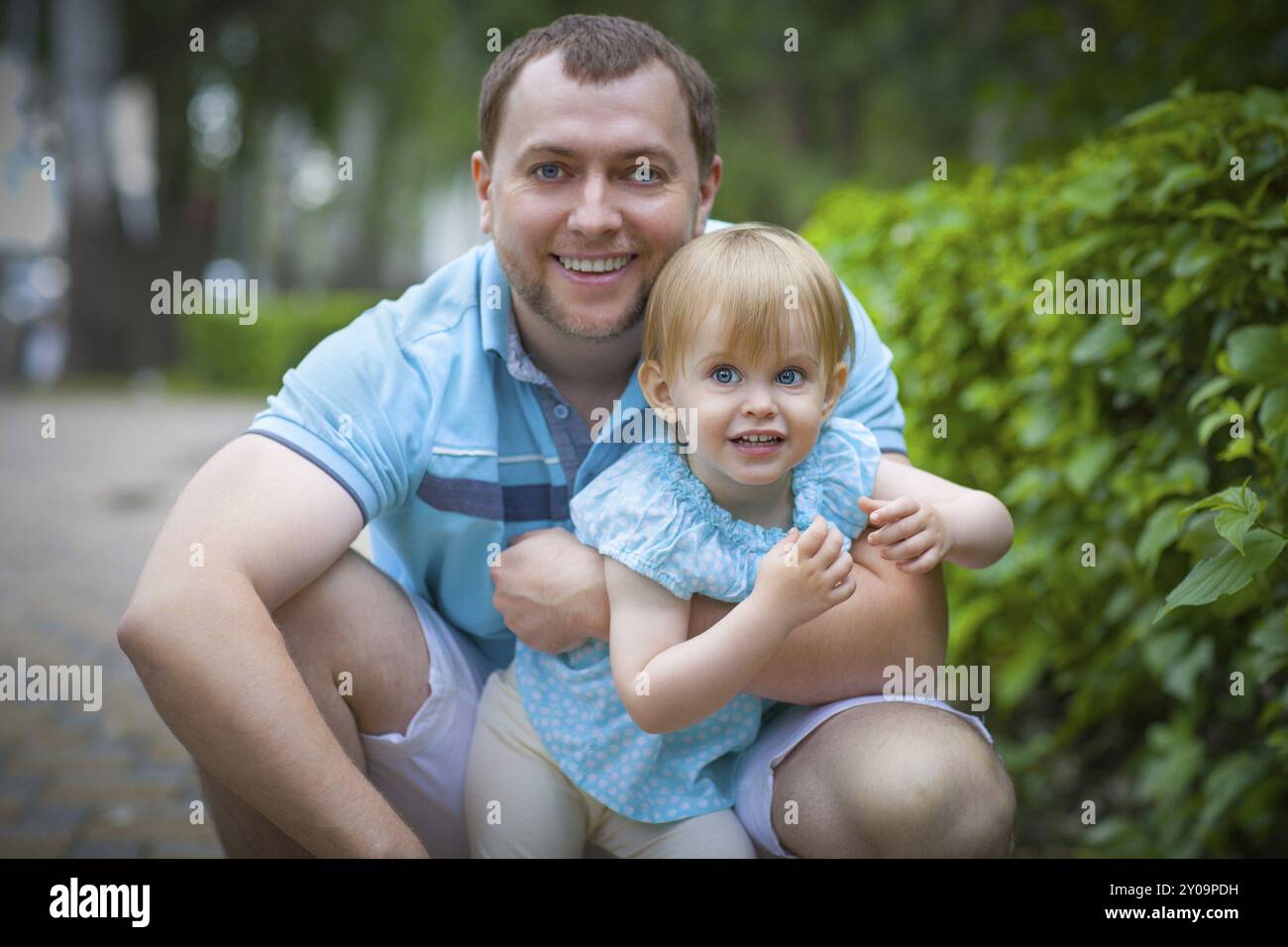 Felice giovane padre con piccola figlia all'aperto in estate park Foto Stock