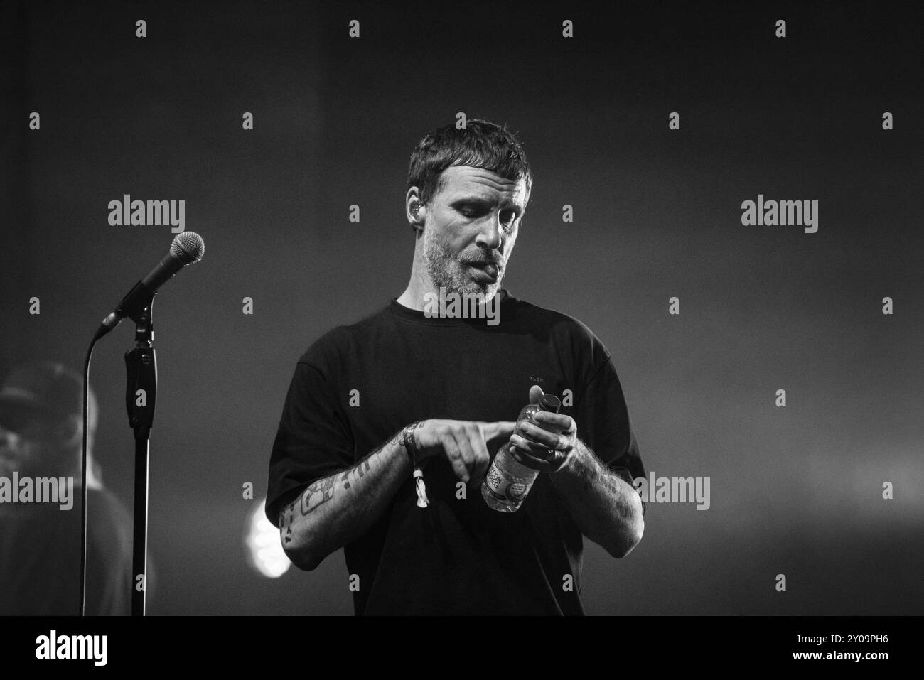 JASON WILLIAMSON, SLEAFORD MODS, CONCERTO, 2024: L'eccentrico Jason Williamson della band SLEAFORD MODS headline sul palco far Out Tent. Primo giorno del Green Man Festival 2024 al Glanusk Park, Brecon, Galles. Foto: Rob Watkins. INFO: Sleaford Mods è un duo inglese noto per il loro suono grezzo e minimalista, che fonde post-punk con beat elettronici e testi nitidi e socialmente carichi. Il frontman Jason Williamson, insieme alla produzione di Andrew Fearn, crea uno stile distintivo e conflittuale. Foto Stock