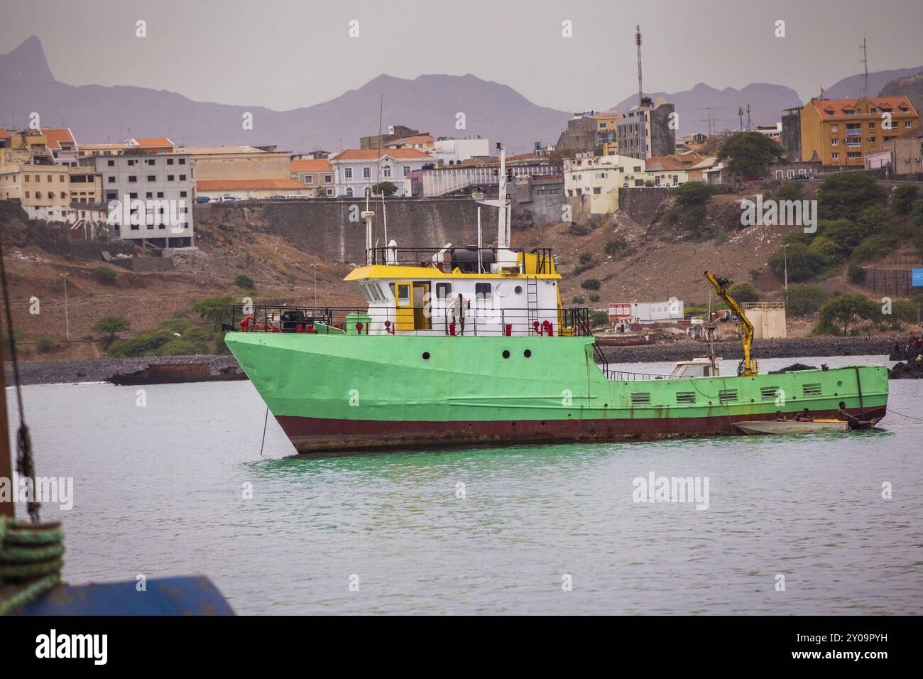 Nave verde che lascia il porto in mattinata Foto Stock