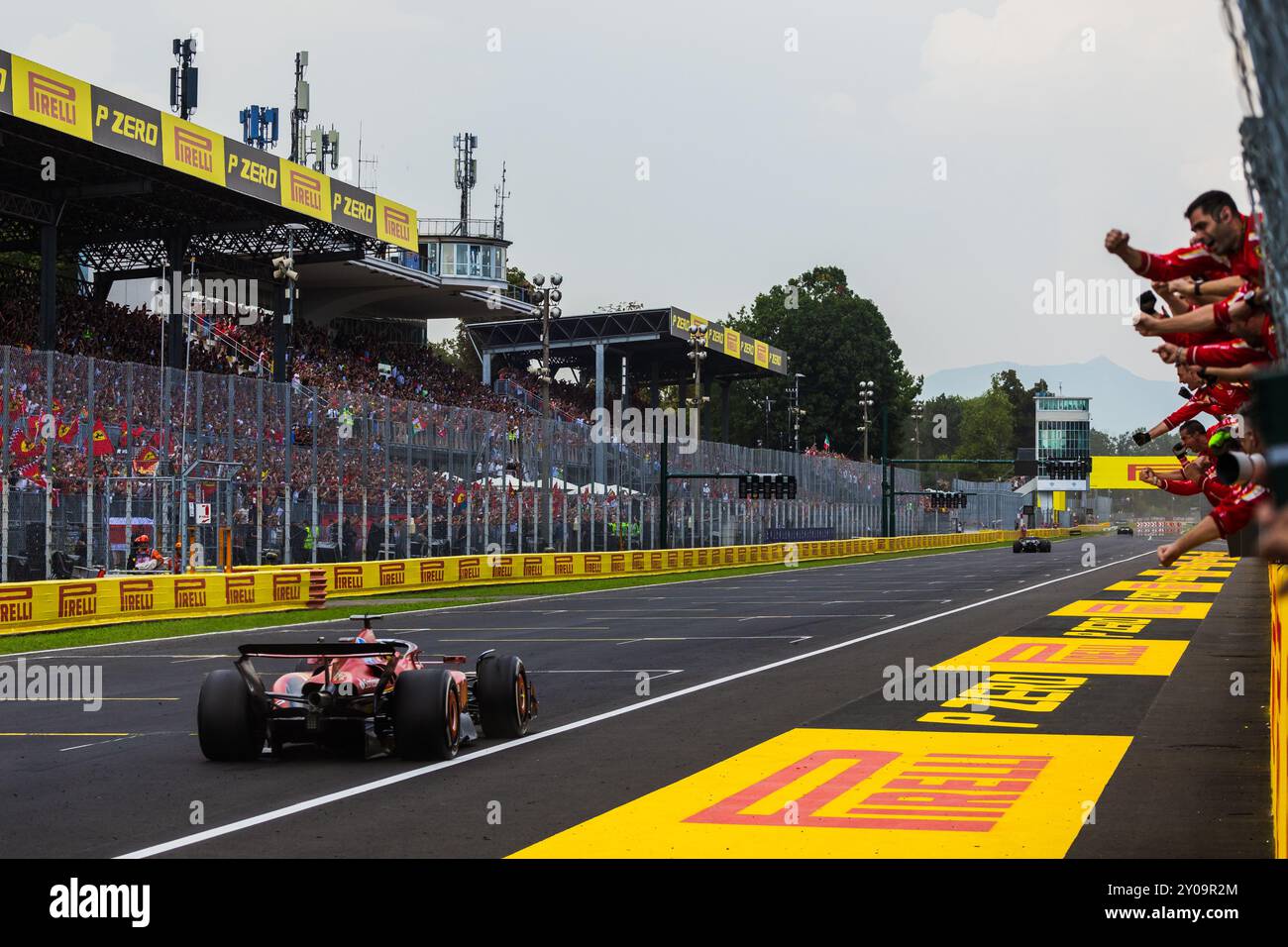 Autodromo di Monza, Monza, Italia. 1.settembre.2024; Charles Leclerc di Monaco e Scuderia Ferrari riceve la bandiera a scacchi durante il Gran Premio d'Italia di Formula 1 crediti: Jay Hirano/AFLO/Alamy Live News Foto Stock